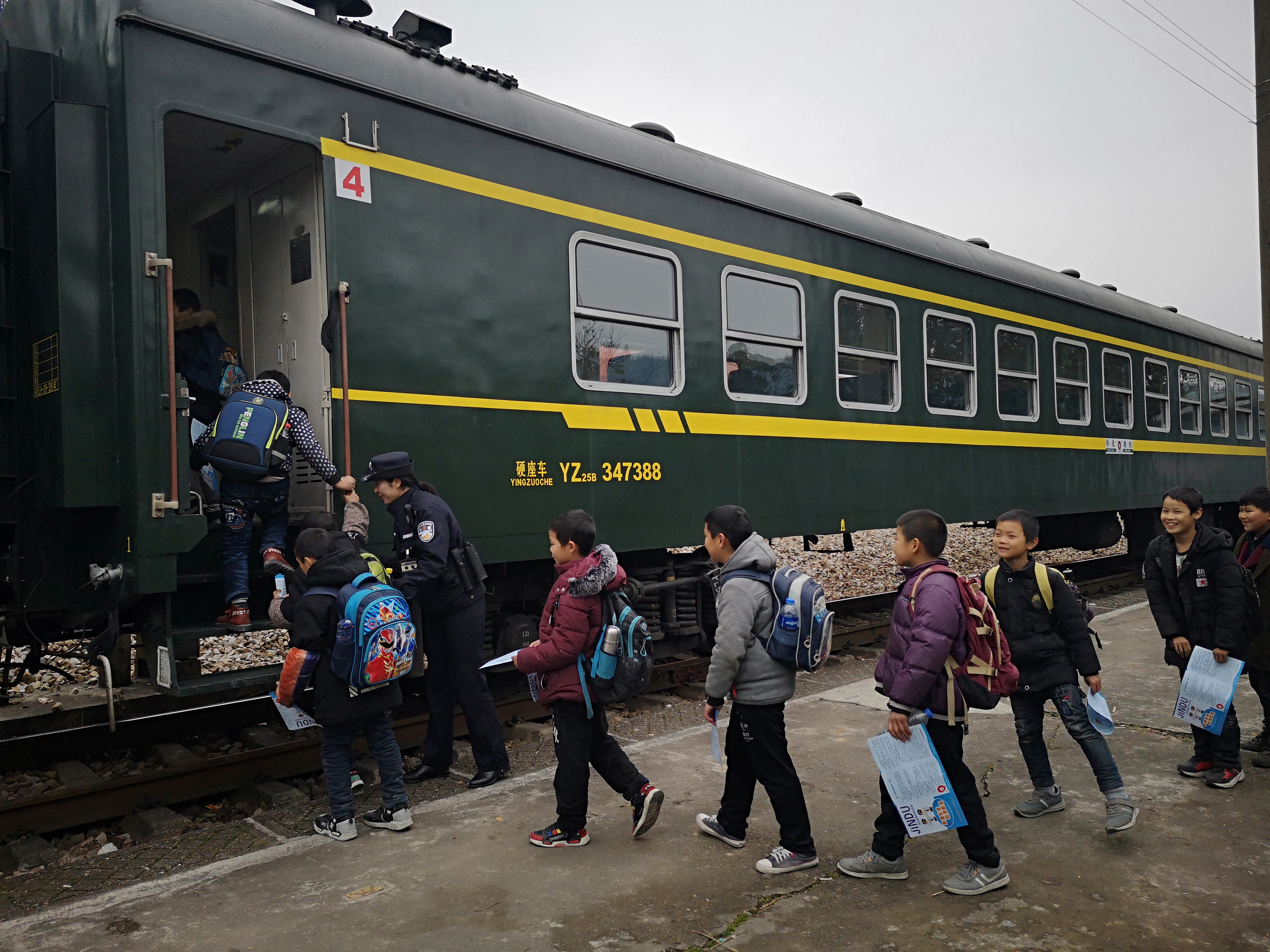 這列載著孩子的綠皮火車他們守護了整整15年