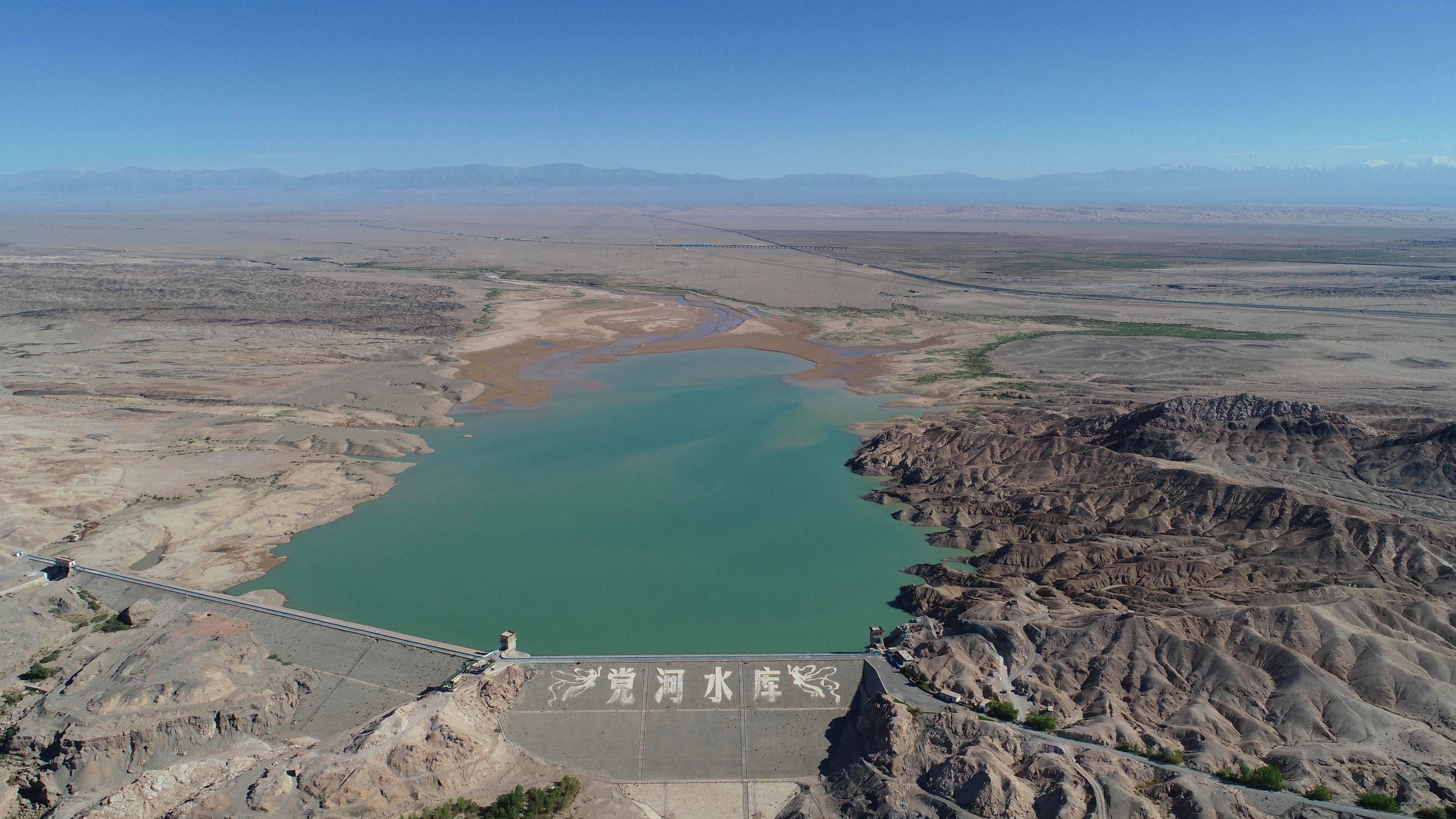 随着敦煌人口增加,种植面积扩大,地下水大量超采,靠地下水补给的月牙