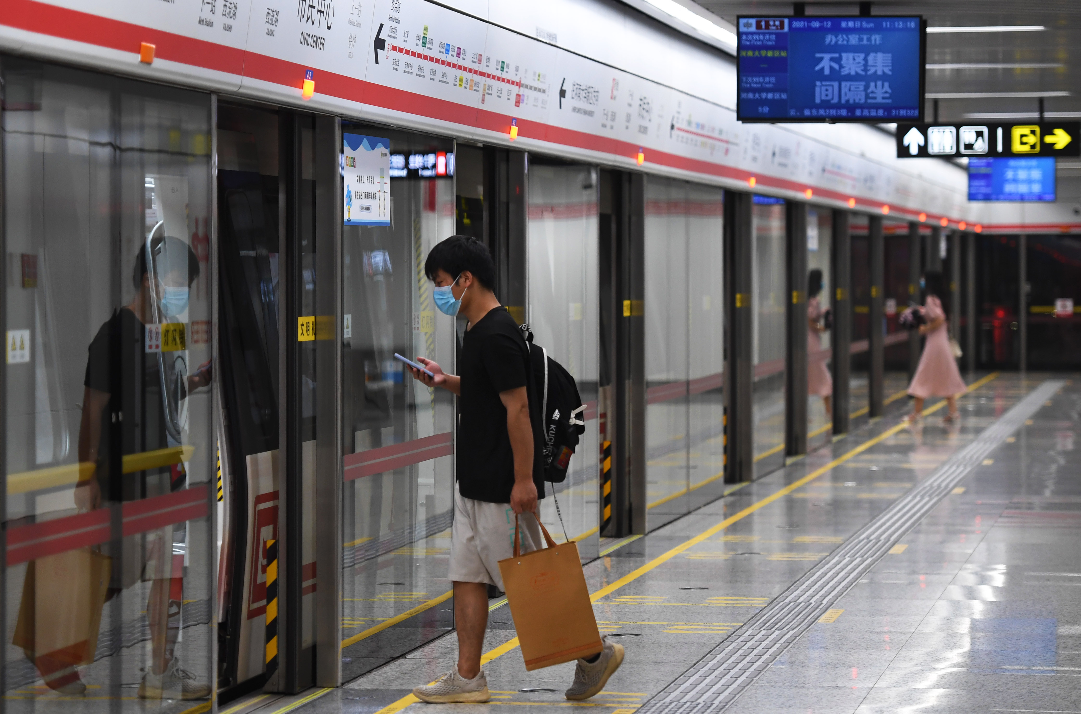 市民乘坐地铁出行.