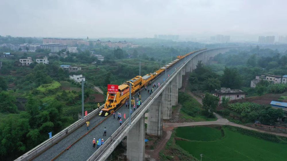 川南城际铁路轨道首铺