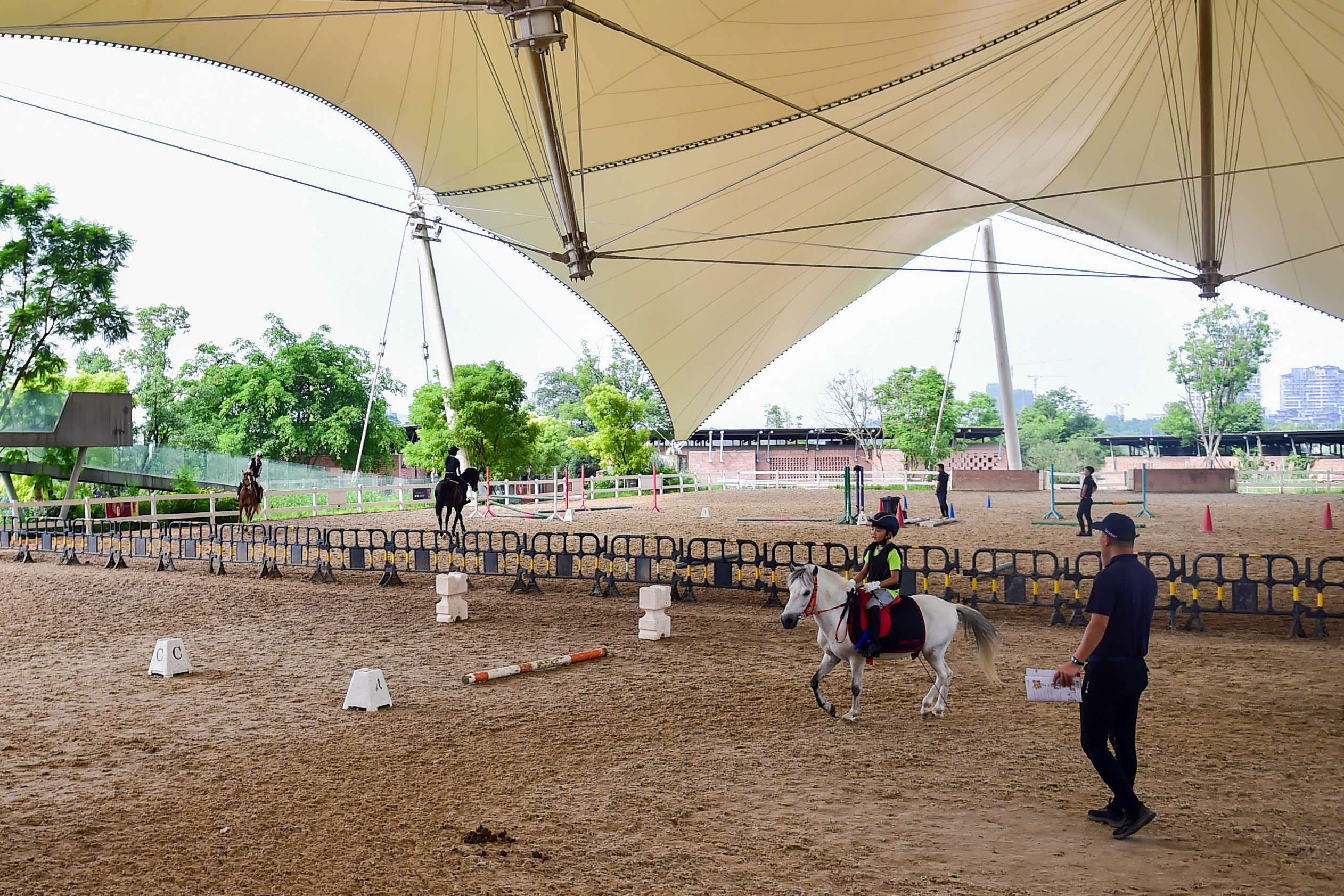 6月11日,在成都达根斯马术俱乐部内,小朋友进行马术训练.