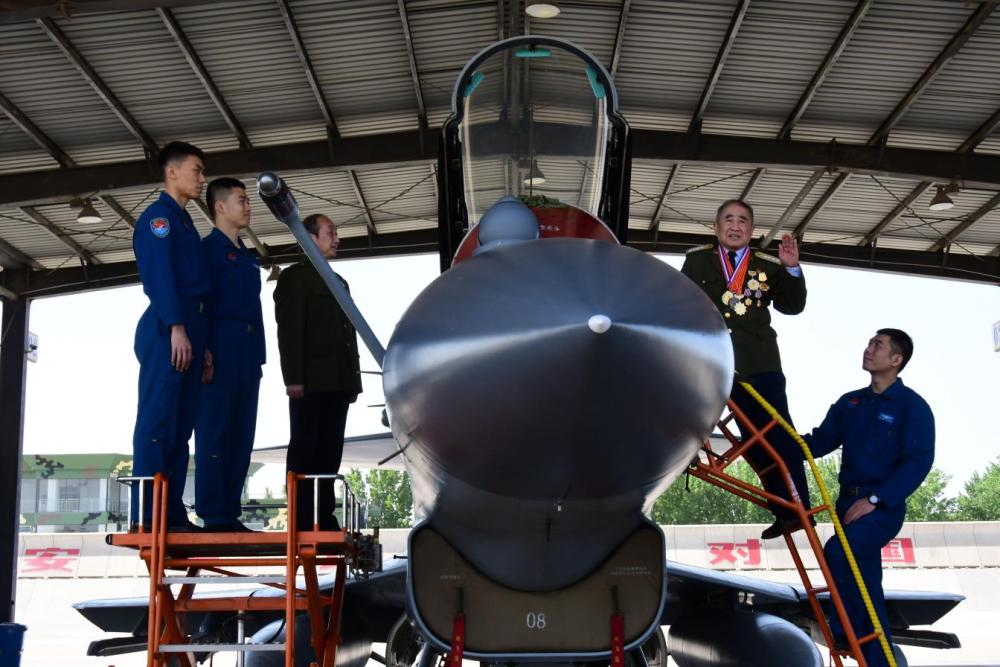 中部战区空军举行永远跟党走主题活动