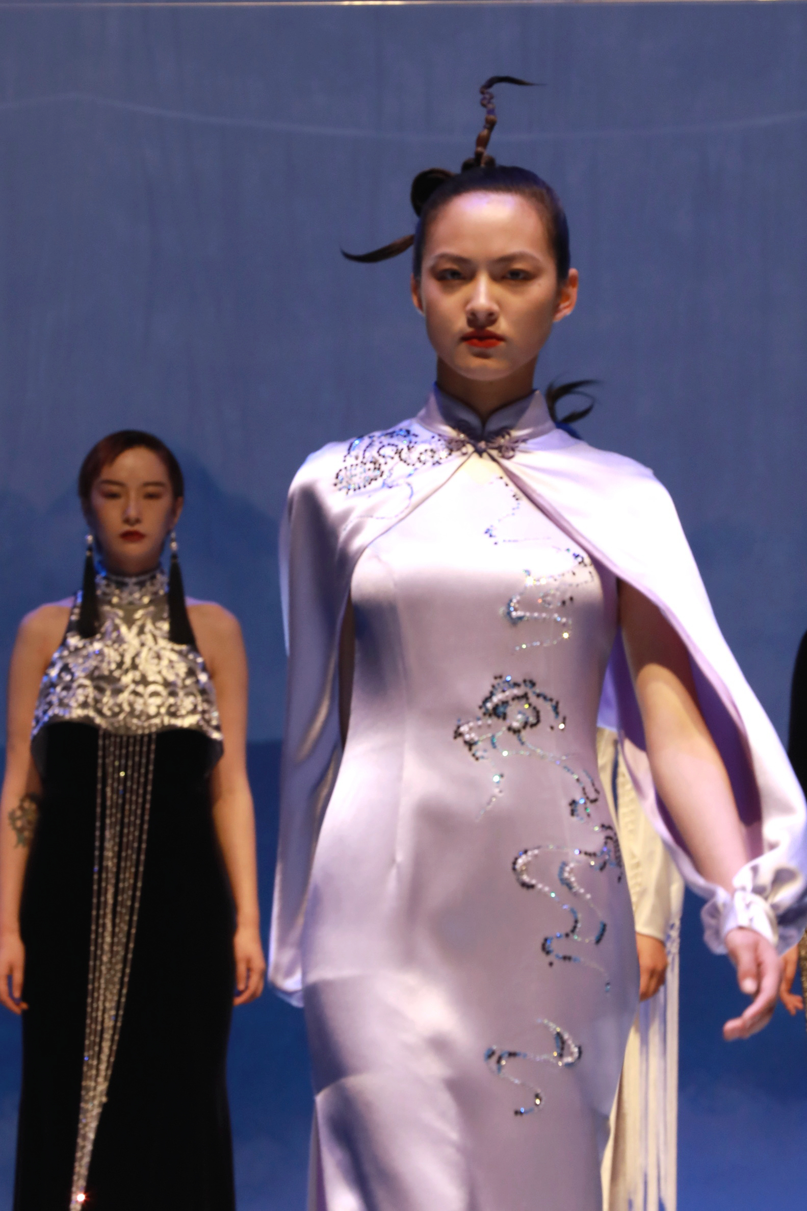 浙江省嘉兴博物馆,模特们在以"丝"为主题的服饰秀上展示服装