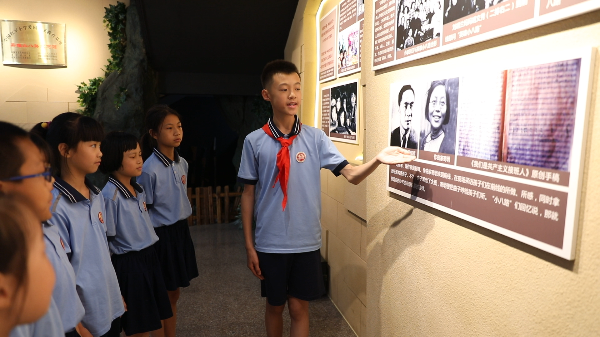 何厝小学五年级的郑蓝轩正在给低年级同学讲述队歌诞生的历史.