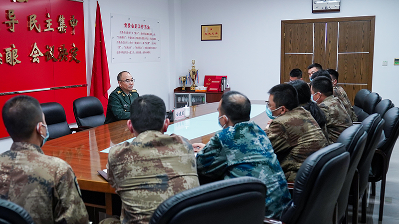 宣讲结束后,战略支援部队航天工程大学教授白建武来到某保障队与