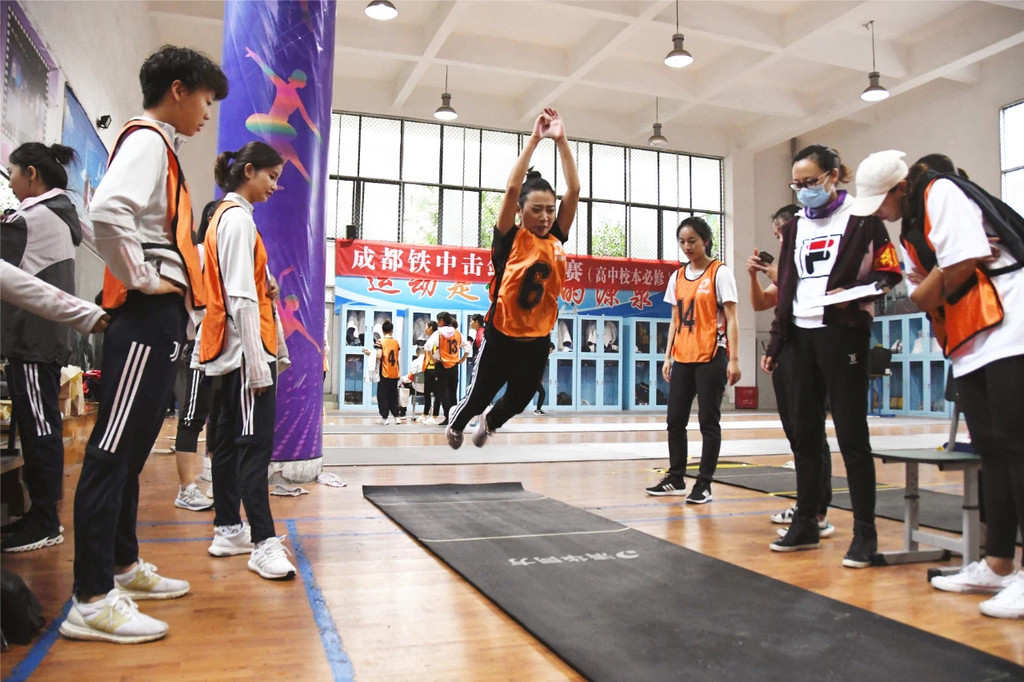 是时候展现真正的技术了这里举行了体育老师技能大赛