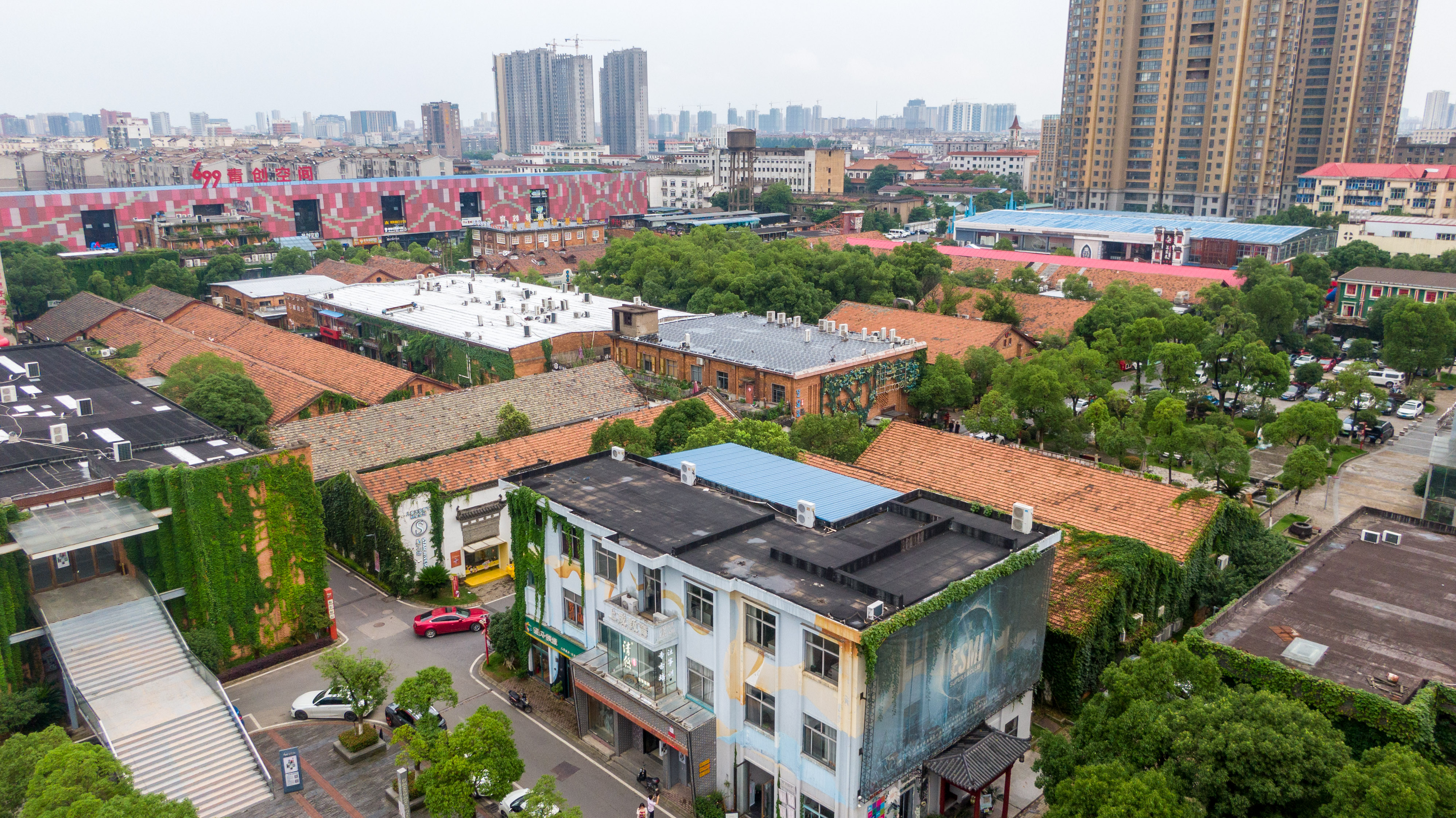 新华社记者郭杰文 摄提升改造过程中,当地保留了原有厂房建筑,用创意