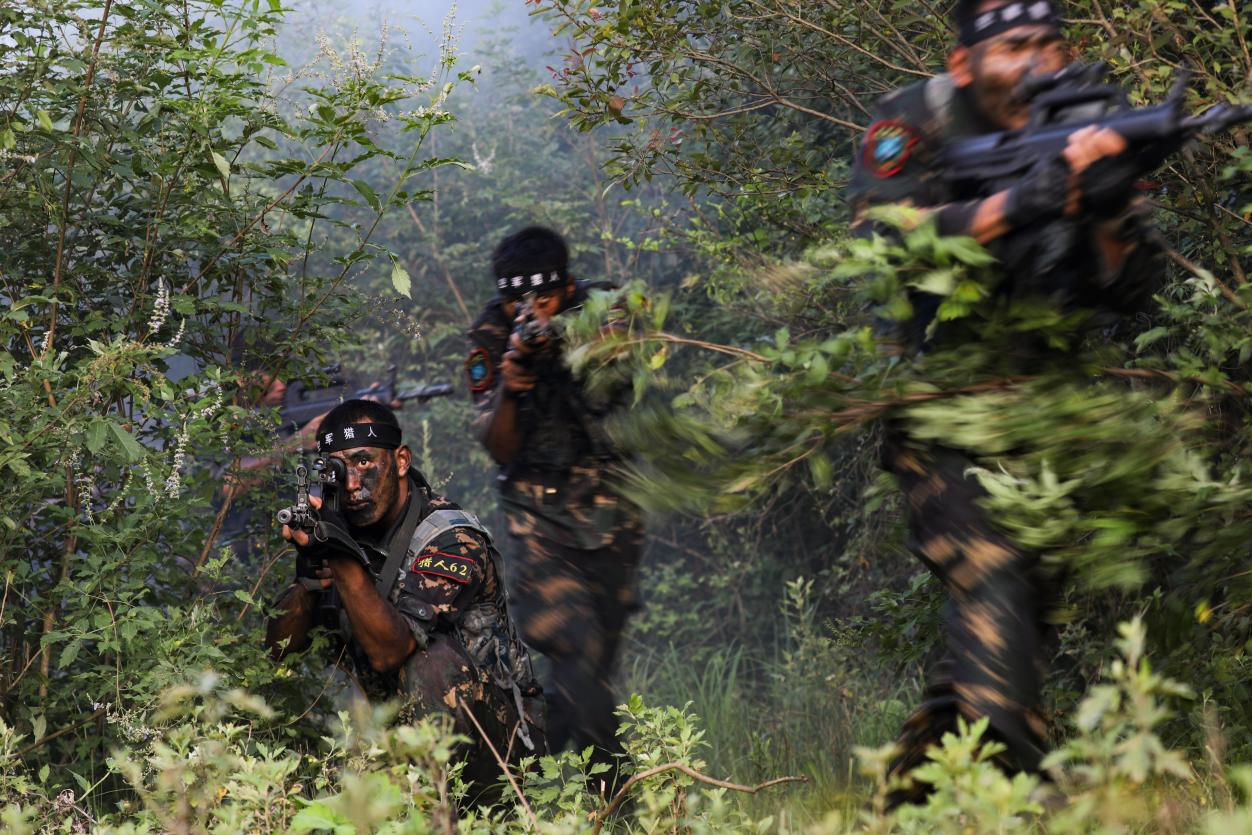 王彬 摄空军"猎人"集训队队员进行穿越火障训练.