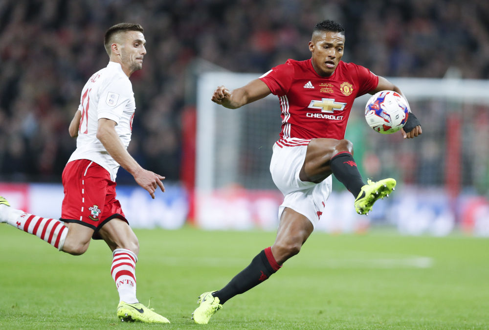 前曼联队长瓦伦西亚宣布退役