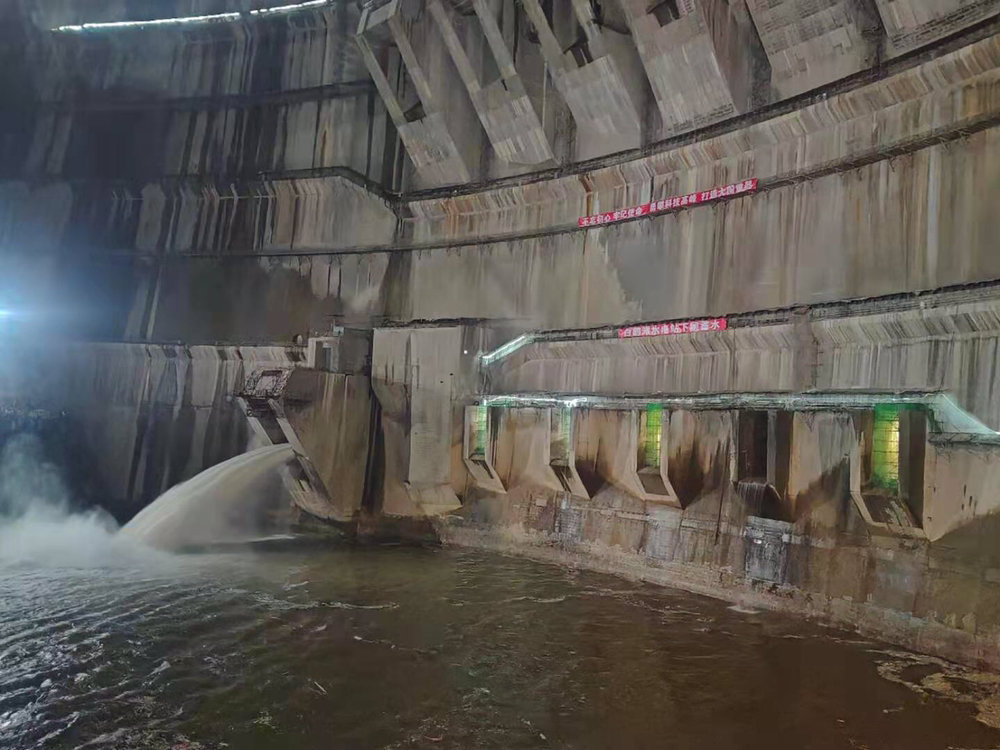 白鹤滩水电站开始下闸蓄水