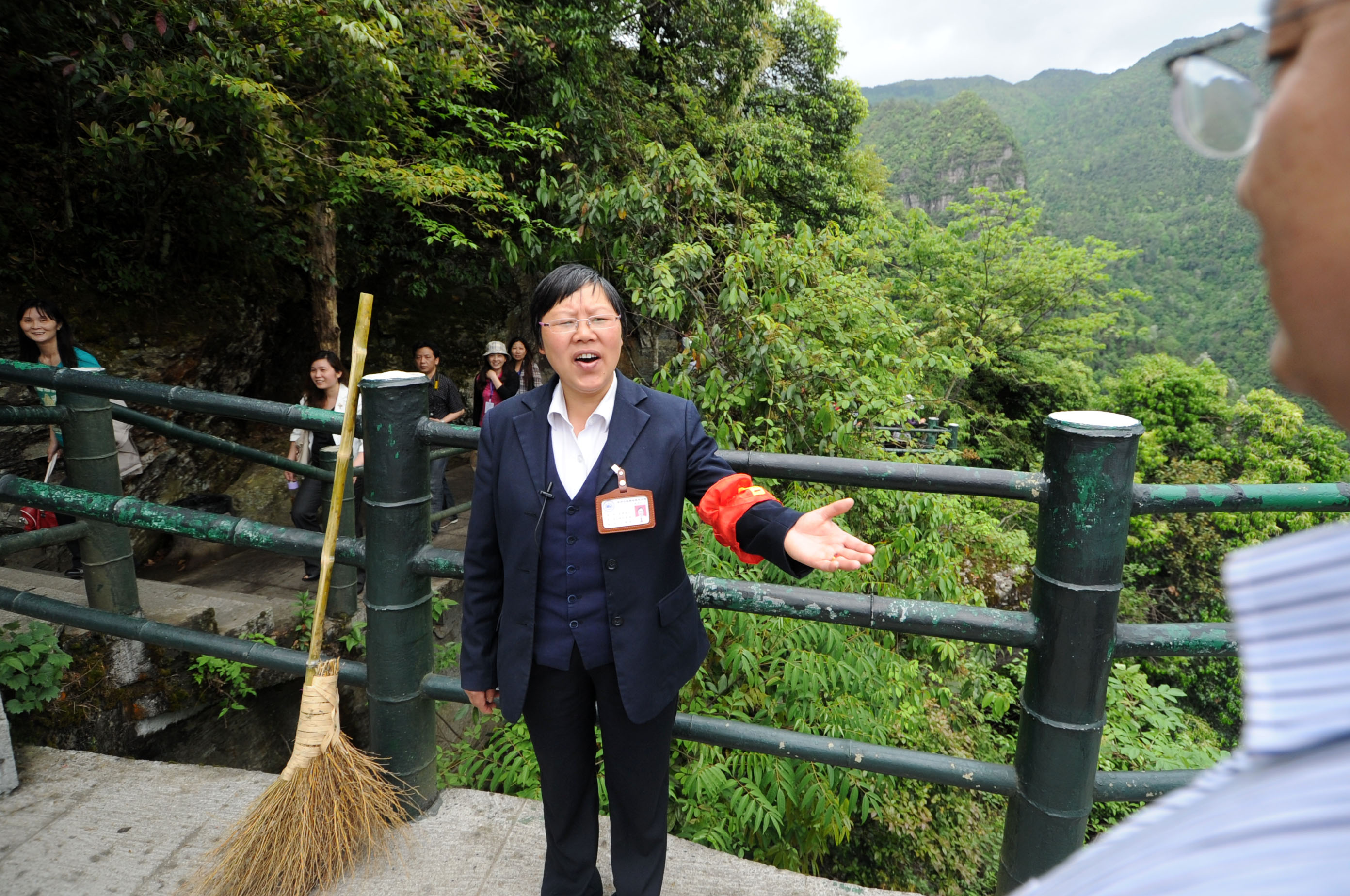 后来江满凤用当地客家山歌曲调为它谱曲,歌词便是由江治华创作.