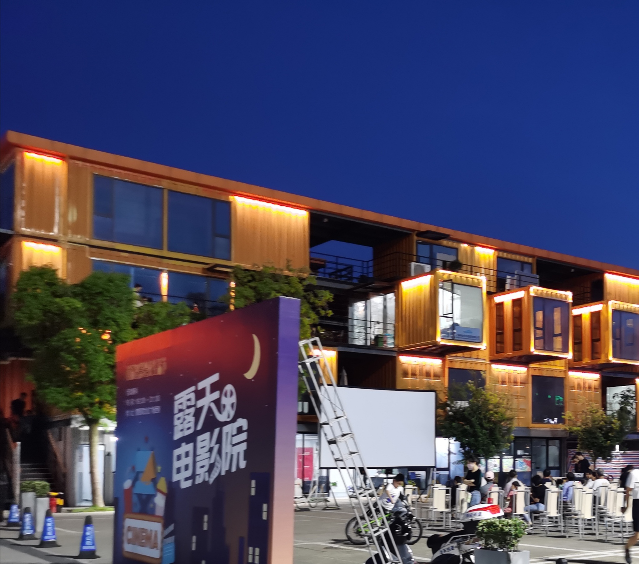 一谈到夜市,就想到小吃;一提起夜购,就想到小工艺品,这样的夜经济少了