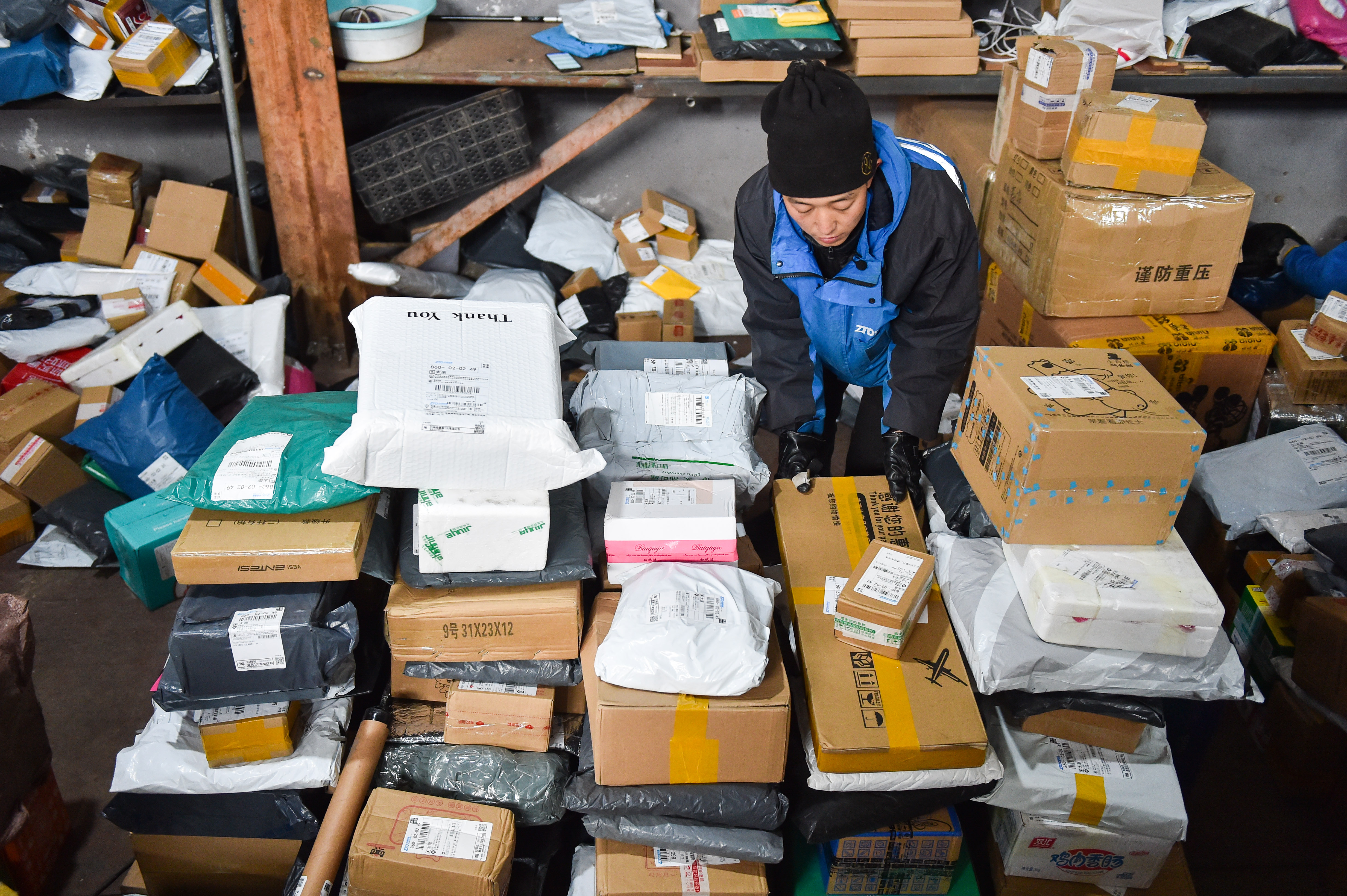 走送年货去快递小哥送货470件的一天