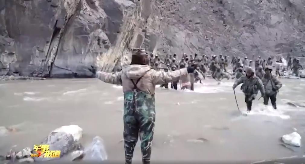 面对与数倍于己的外军,祁发宝张开双臂阻拦.