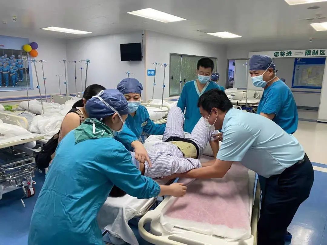 28天的女宝宝体内长了3个肾 医生在她肚脐上打小孔 操作机器人成功手术_张文_宁宁_肾脏