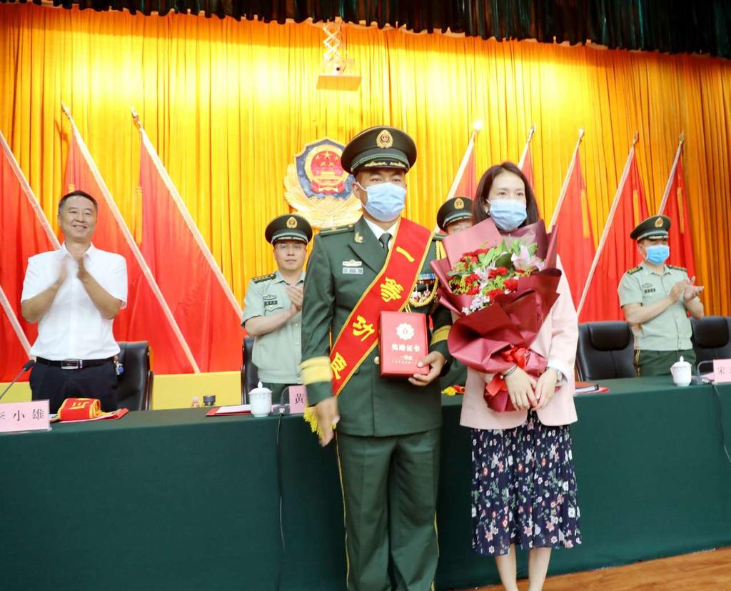 武警凉山支队某大队教导员布哈荣立一等功