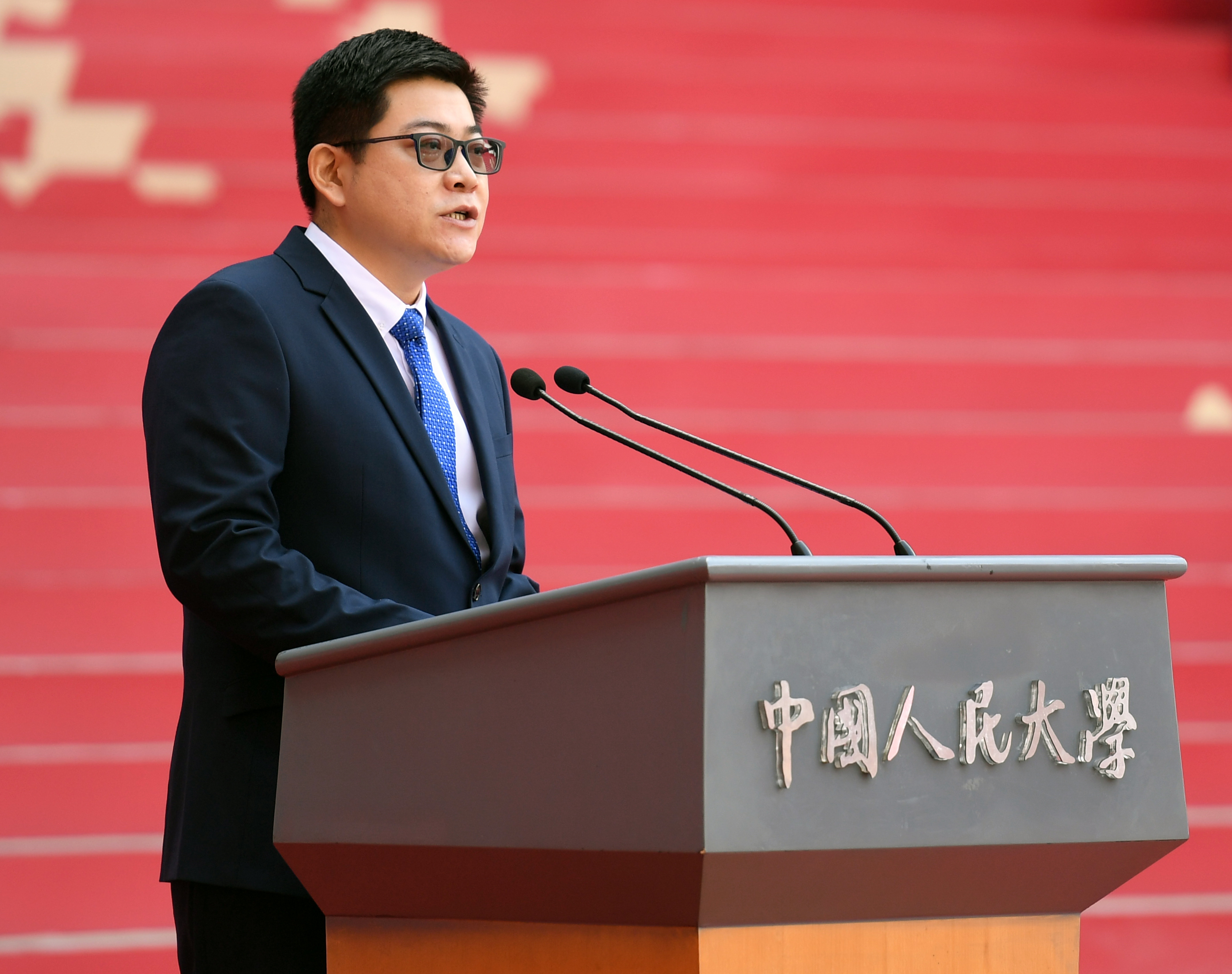 作为校友代表受邀前来的刘立飞,在现场分享他的抗