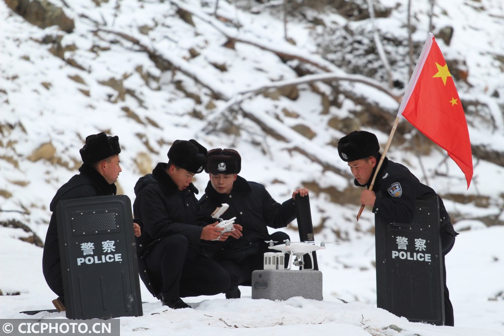 新疆阿勒泰边境管理支队阿热勒边境派出所民警用无人机对无人山区