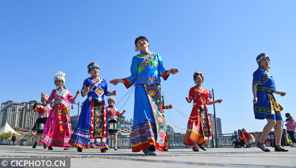 浙江仙居:少数民族同胞载歌载舞欢度新春