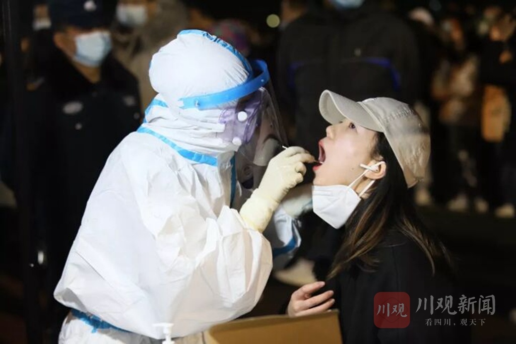 四川工商学院成都校区进行全员核酸检测寒冬夜晚一起比个心吧
