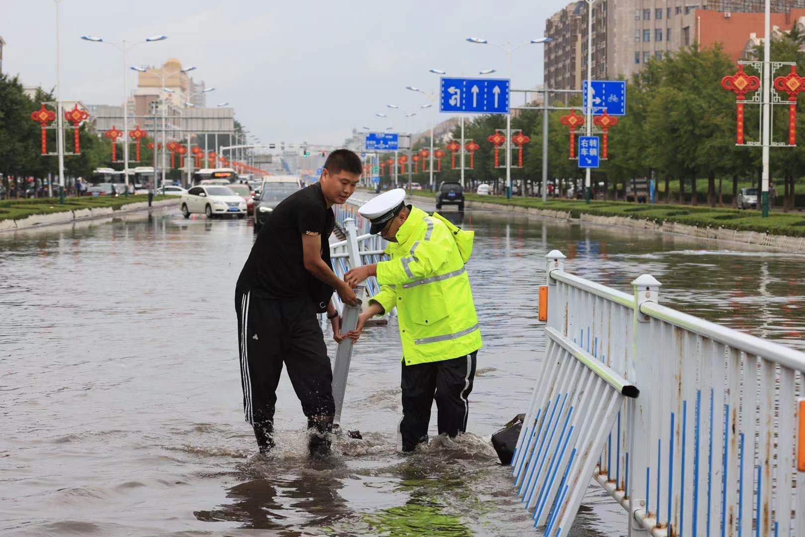 辽宁发布暴雨红色预警和雷电橙色预警 沈阳市区部分道路出现积水|辽宁省|沈阳市_新浪科技_新浪网