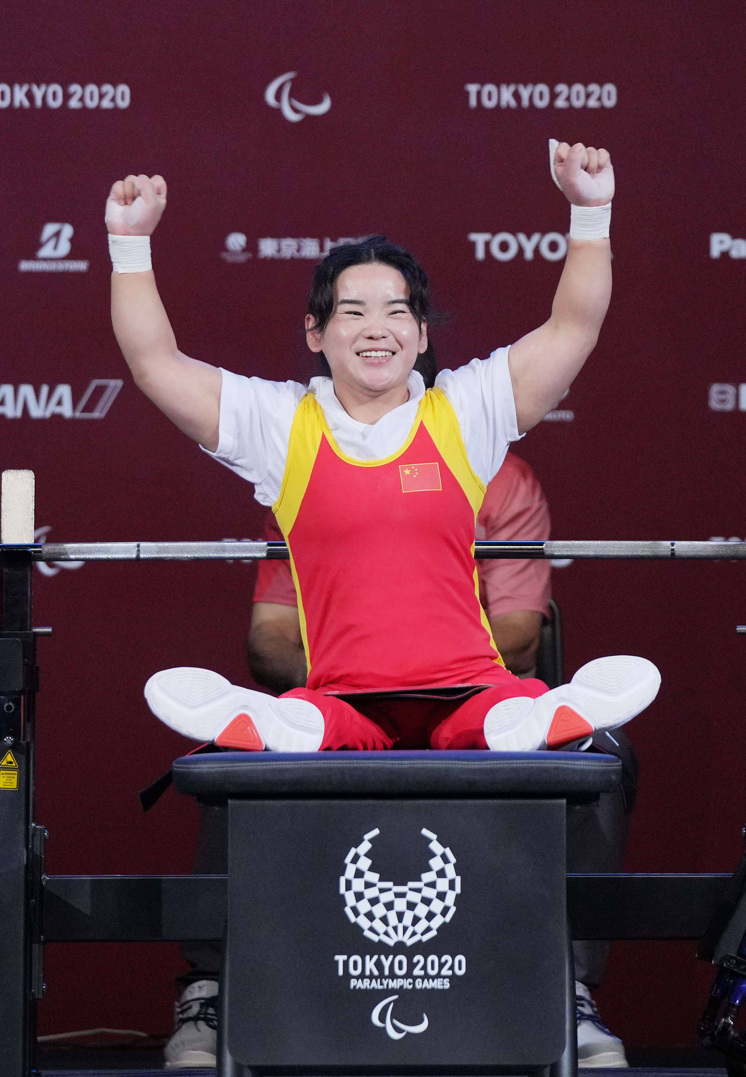 东京残奥会残奥举重比赛开锣中国队斩获一金一银