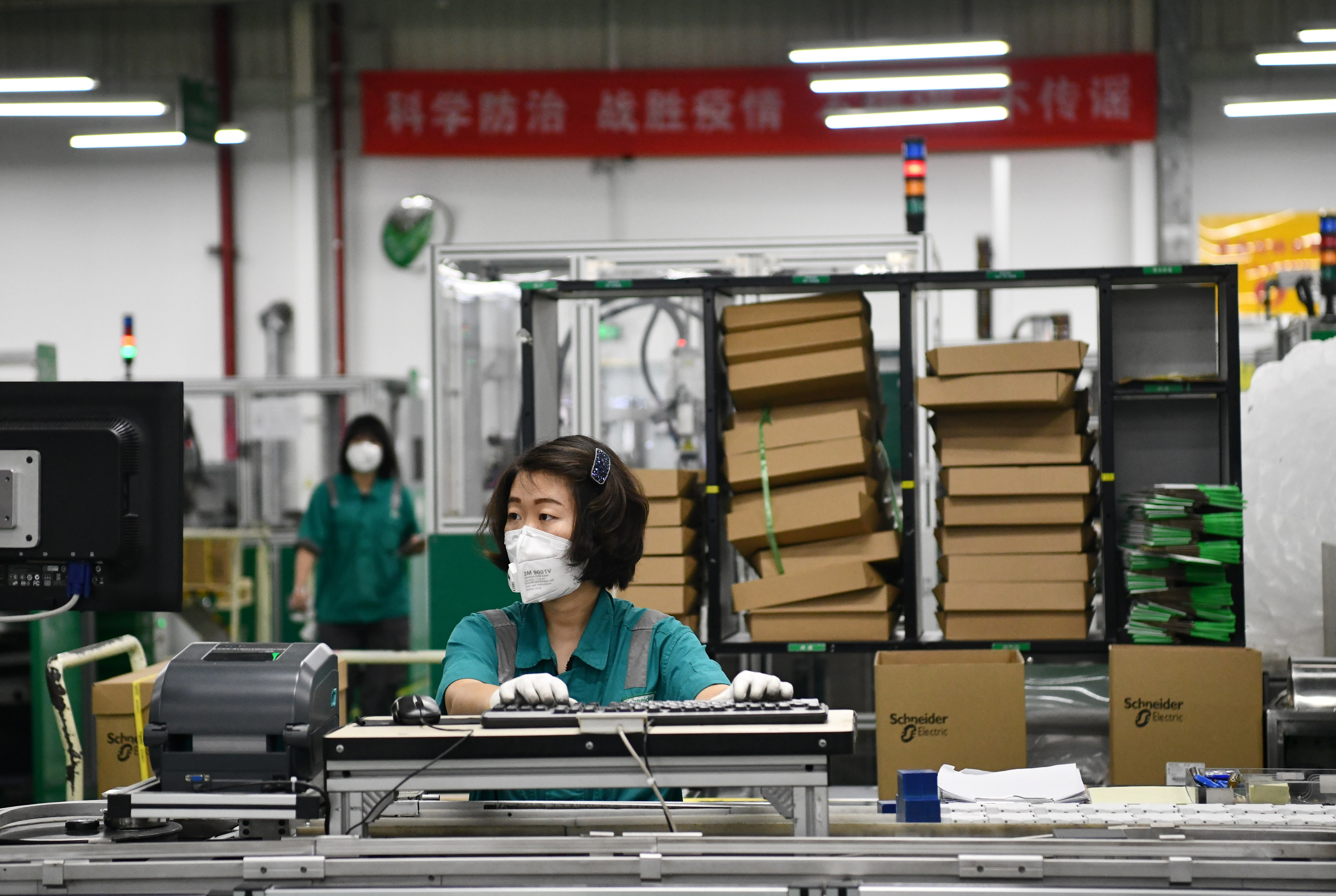 2月25日,在施耐德梅兰日兰低压(天津)有限公司,工人在生产车间内