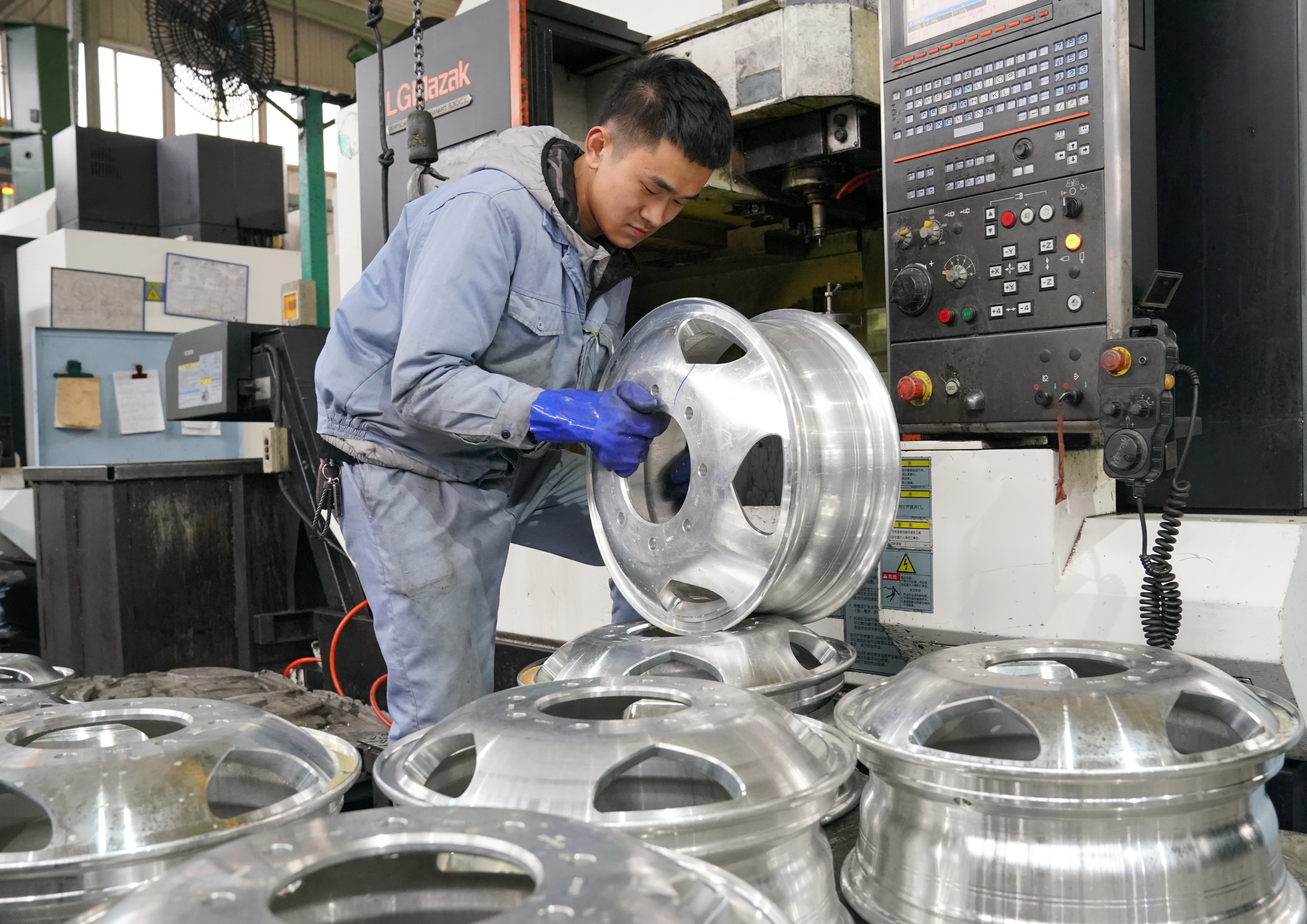 图为河北唐山某汽车配件企业轮毂生产车间 新华社记者杨世尧摄工业