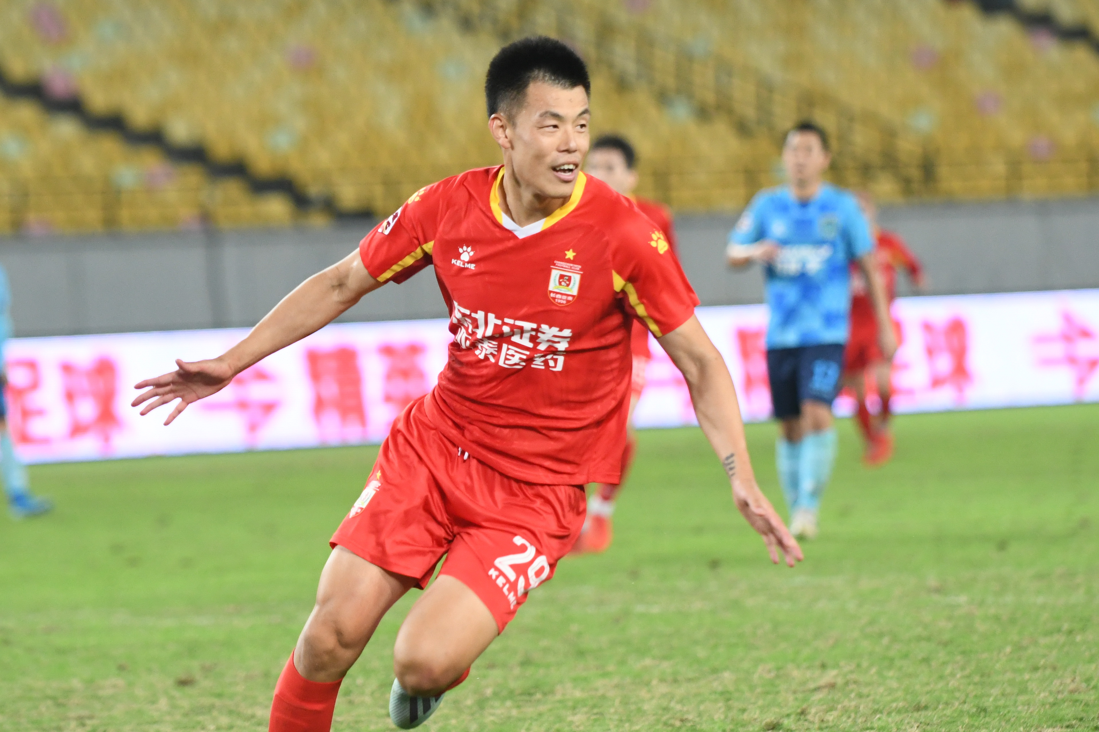 长春亚泰续约中甲金靴谭龙