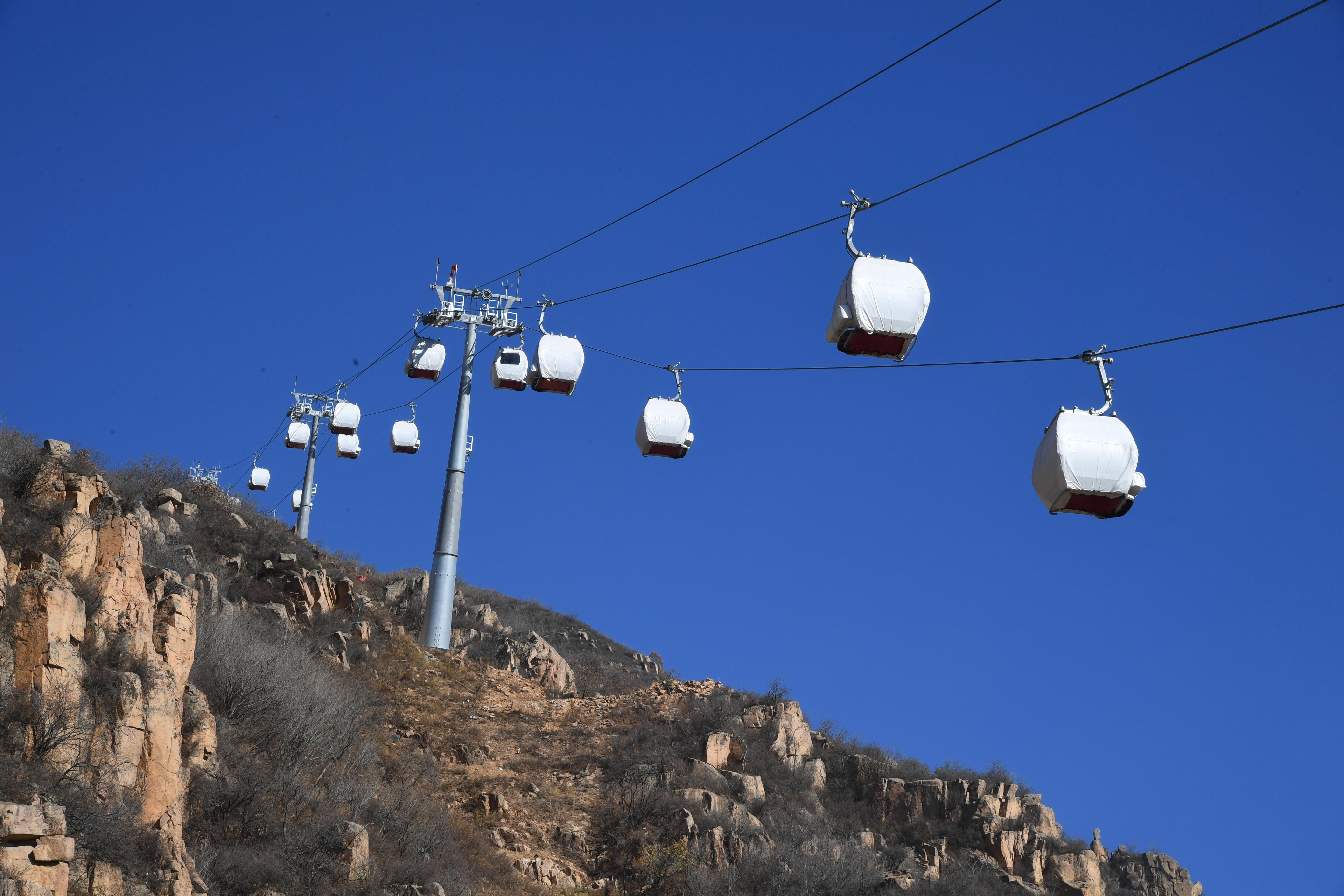 走近冬奥北京冬奥会国家高山滑雪中心索道全线贯通具备运营条件