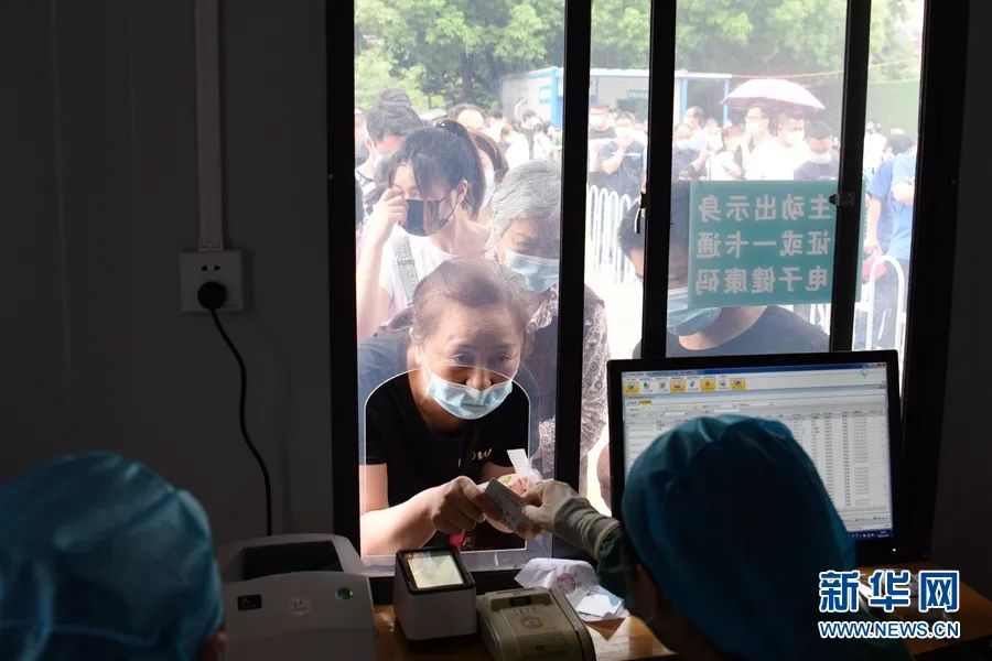 安徽防疫一线目击人们排队接种疫苗
