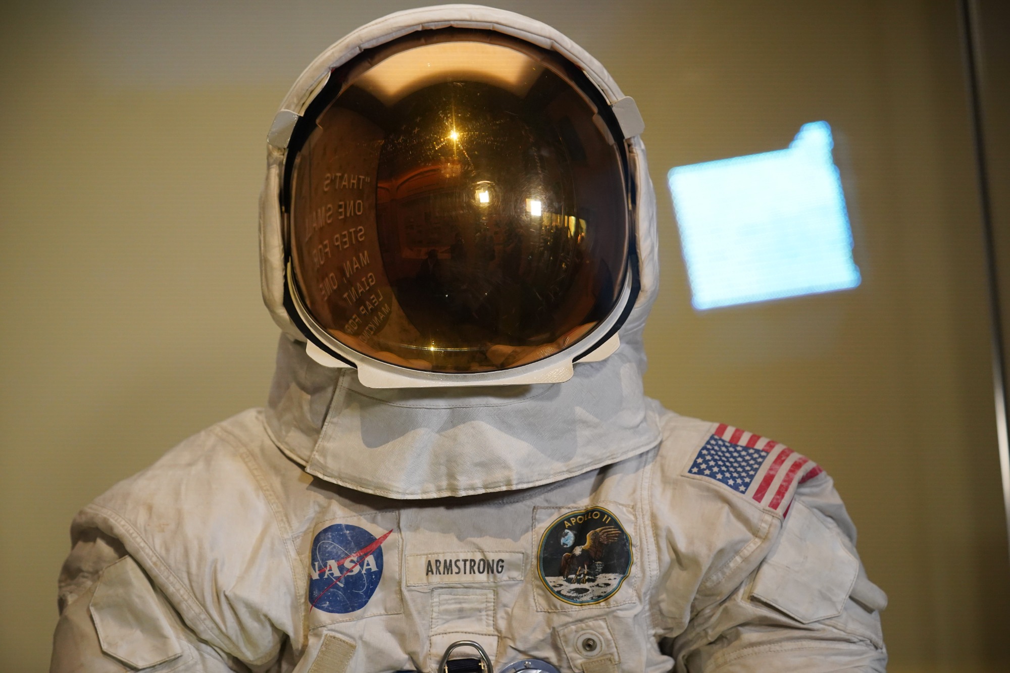 美国宇航员阿姆斯特朗的登月宇航服向公众展出