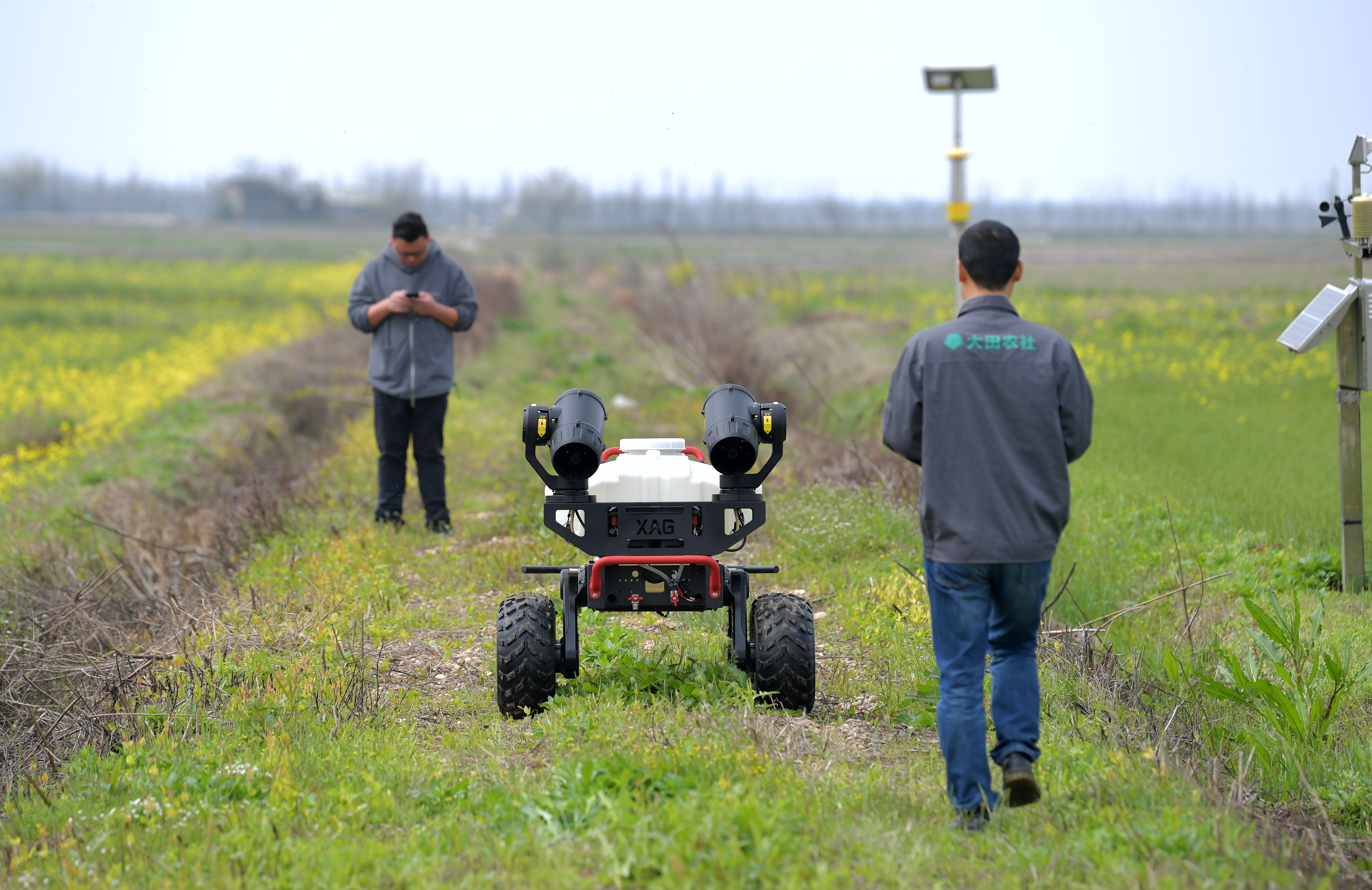 新华全媒丨稻田骇客这里的农民用遥控器种地