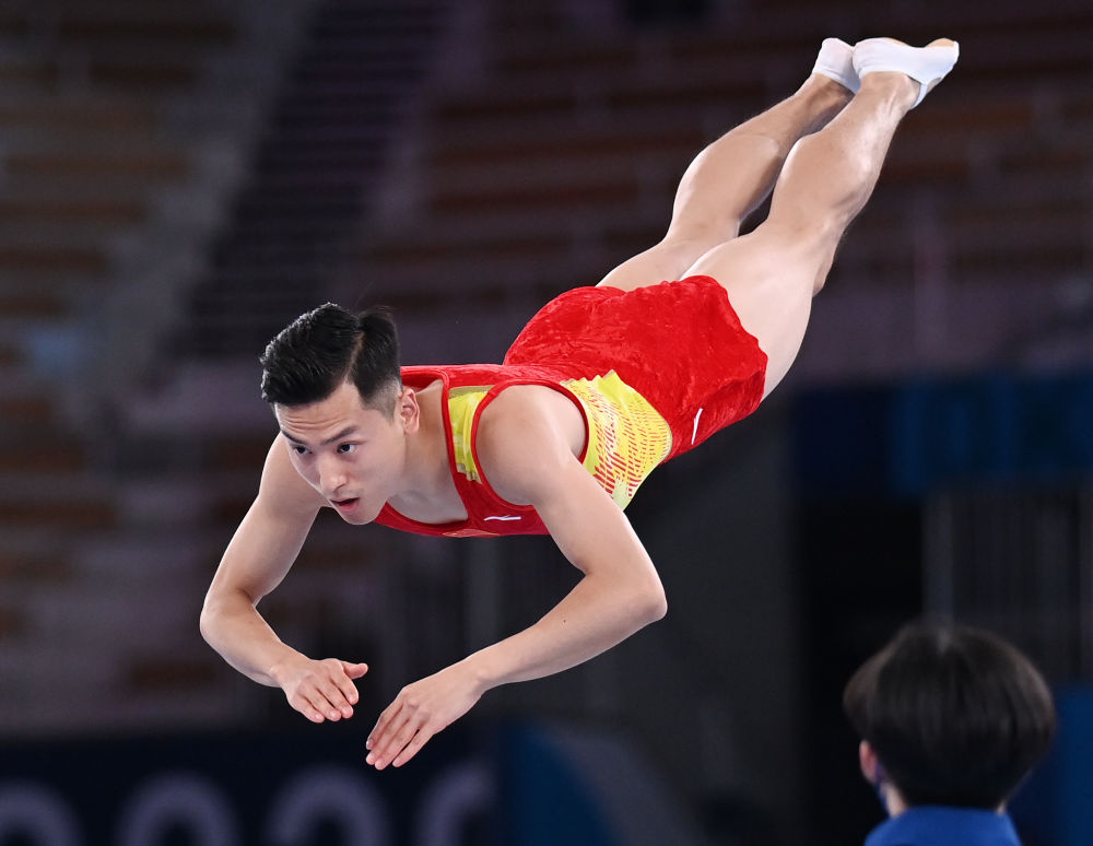 7月31日,在东京奥运会蹦床项目男子决赛中,中国选手董栋获得亚军