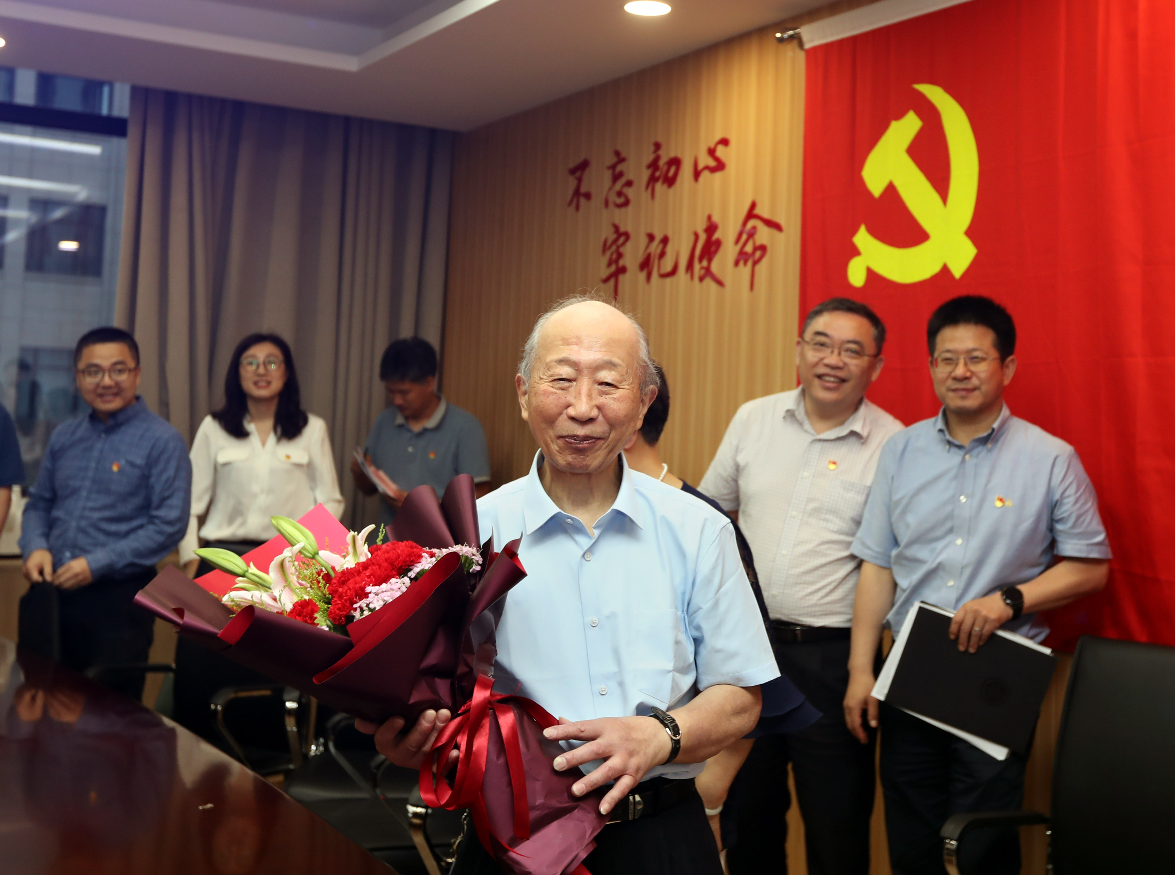 党旗在基层一线高高飘扬新党员陈振新虽已耄耋红心向党