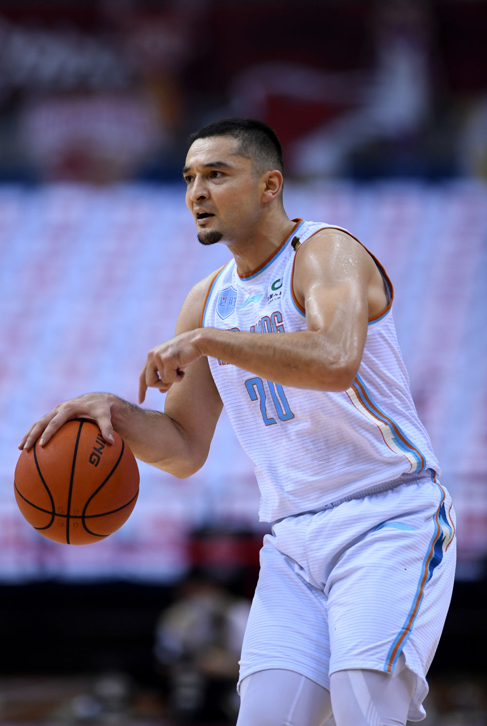 西热力江——新疆男篮的"大心脏" - 封面新闻