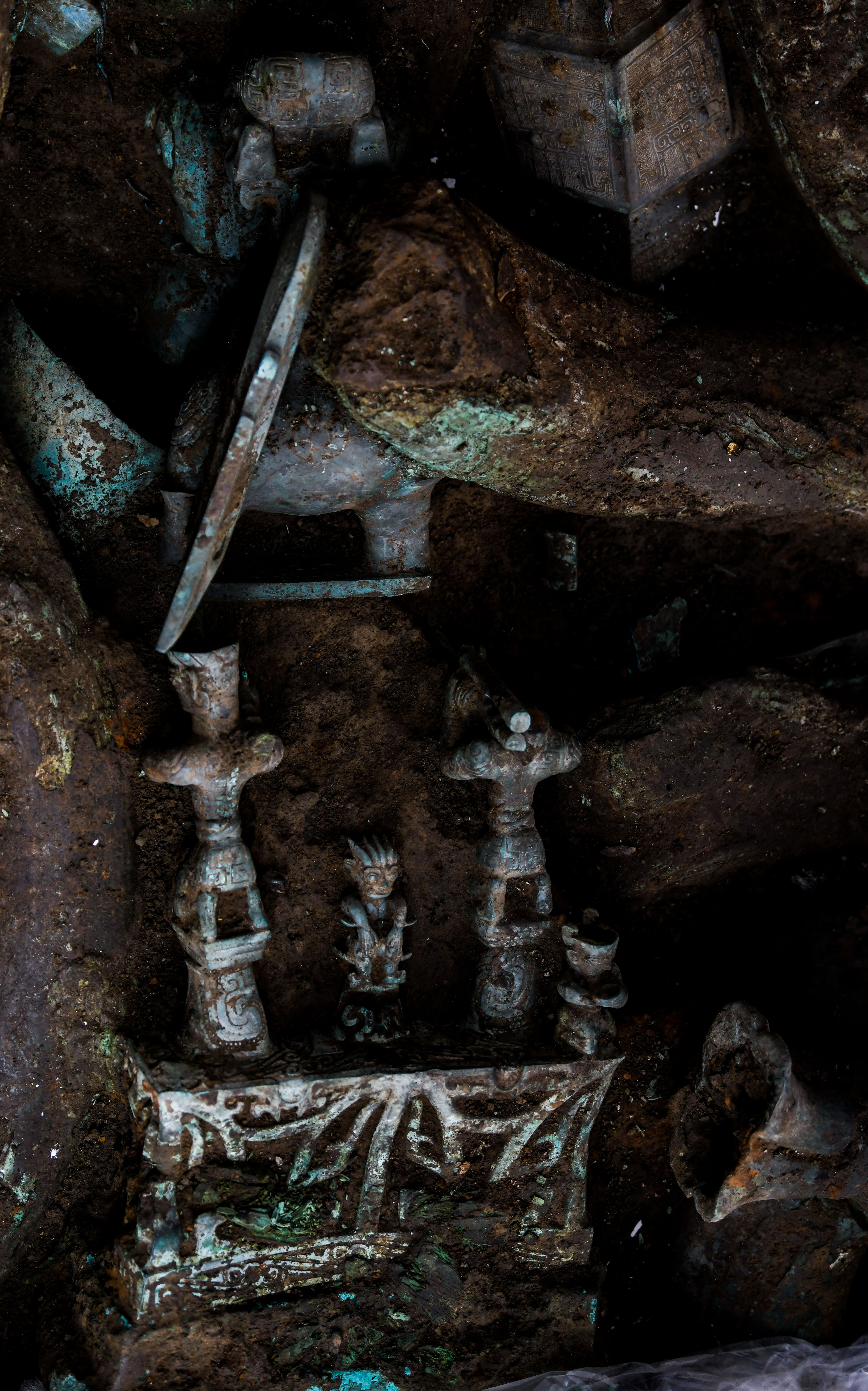 震撼三星堆考古进入高潮文物层层叠叠铺满祭祀坑