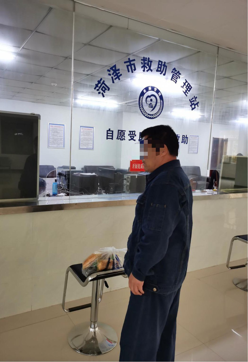 2020年2月9日晚上7点,绵竹市救助管理站工作人员在日常巡街的过程中