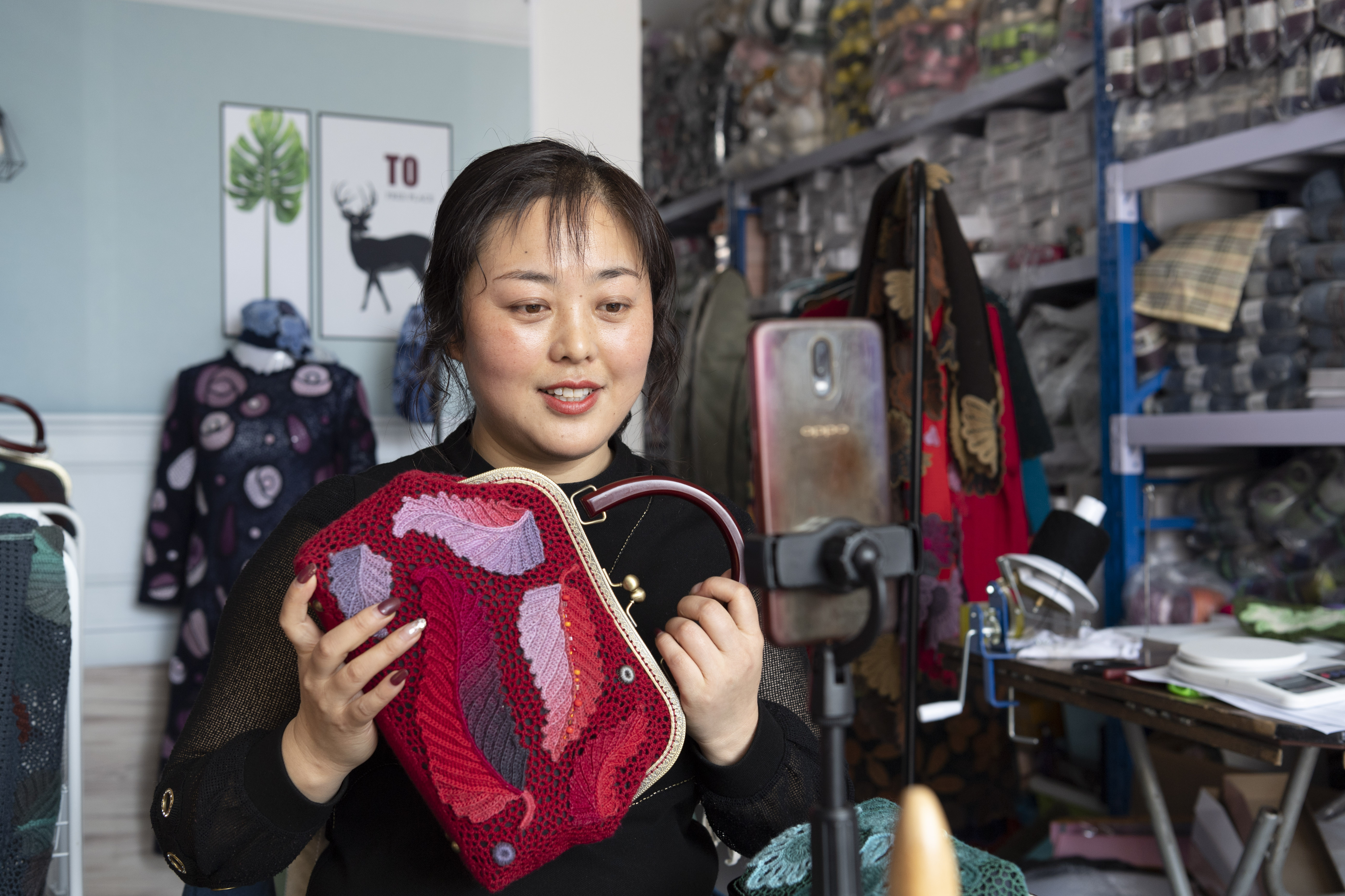 2015年,绥滨县组织的编织技术培训走进黎明村,李明鸽参加了培训并对此