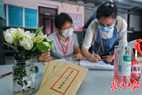 最好的毕业礼物 湖北大学宿管阿姨买来学校周边的栀子花 还写了一封信