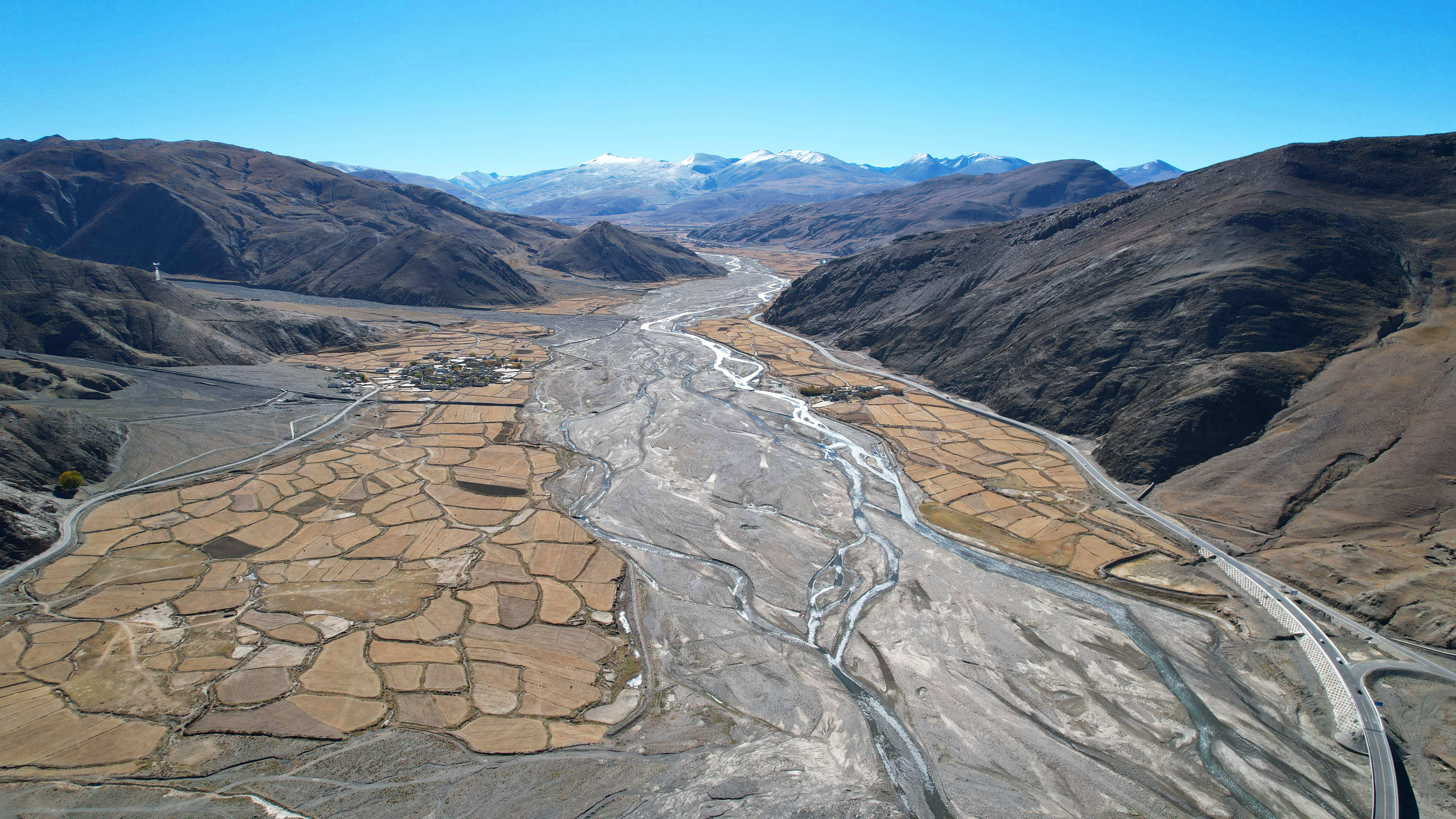 萨迦县境内的冲曲河.