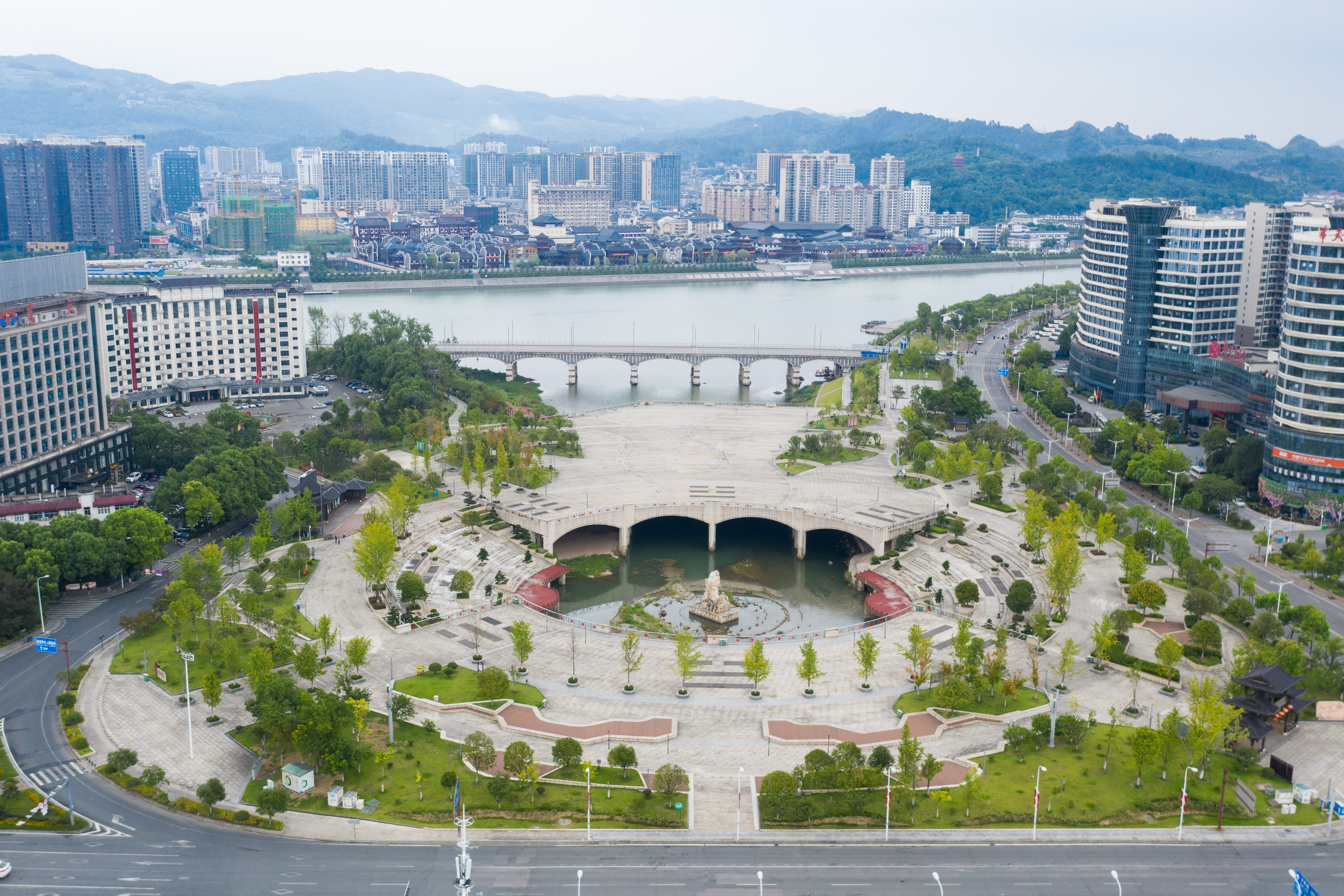 8月7日,张家界市永定区市民广场(无人机照片).