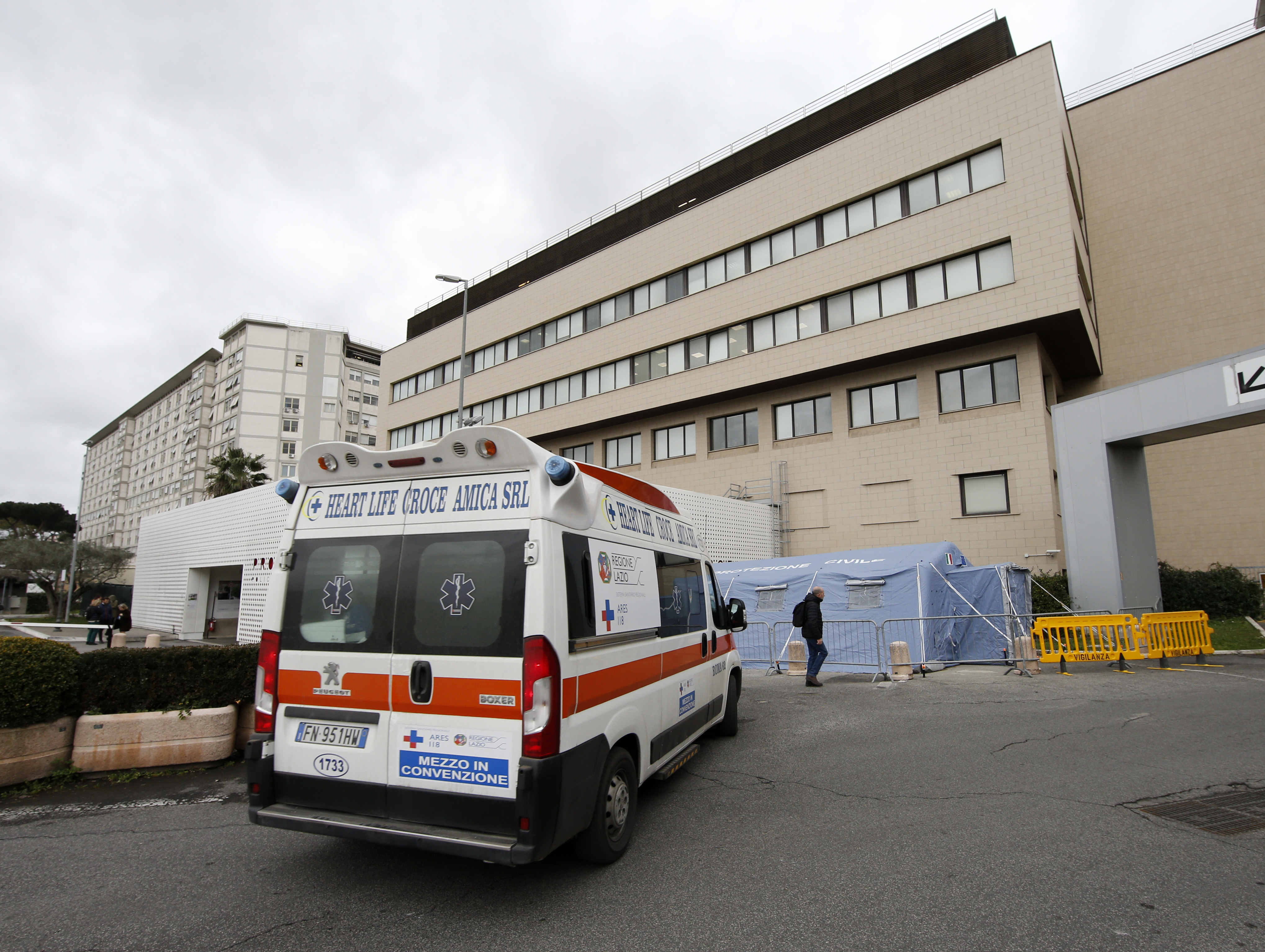 3月3日,在意大利罗马,一辆救护车从阿戈斯蒂诺·杰梅利医院外的振篷