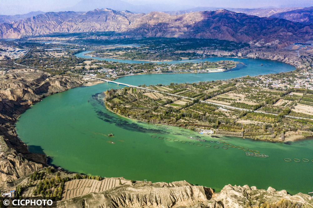 青海海东蜿蜒黄河秋色浓