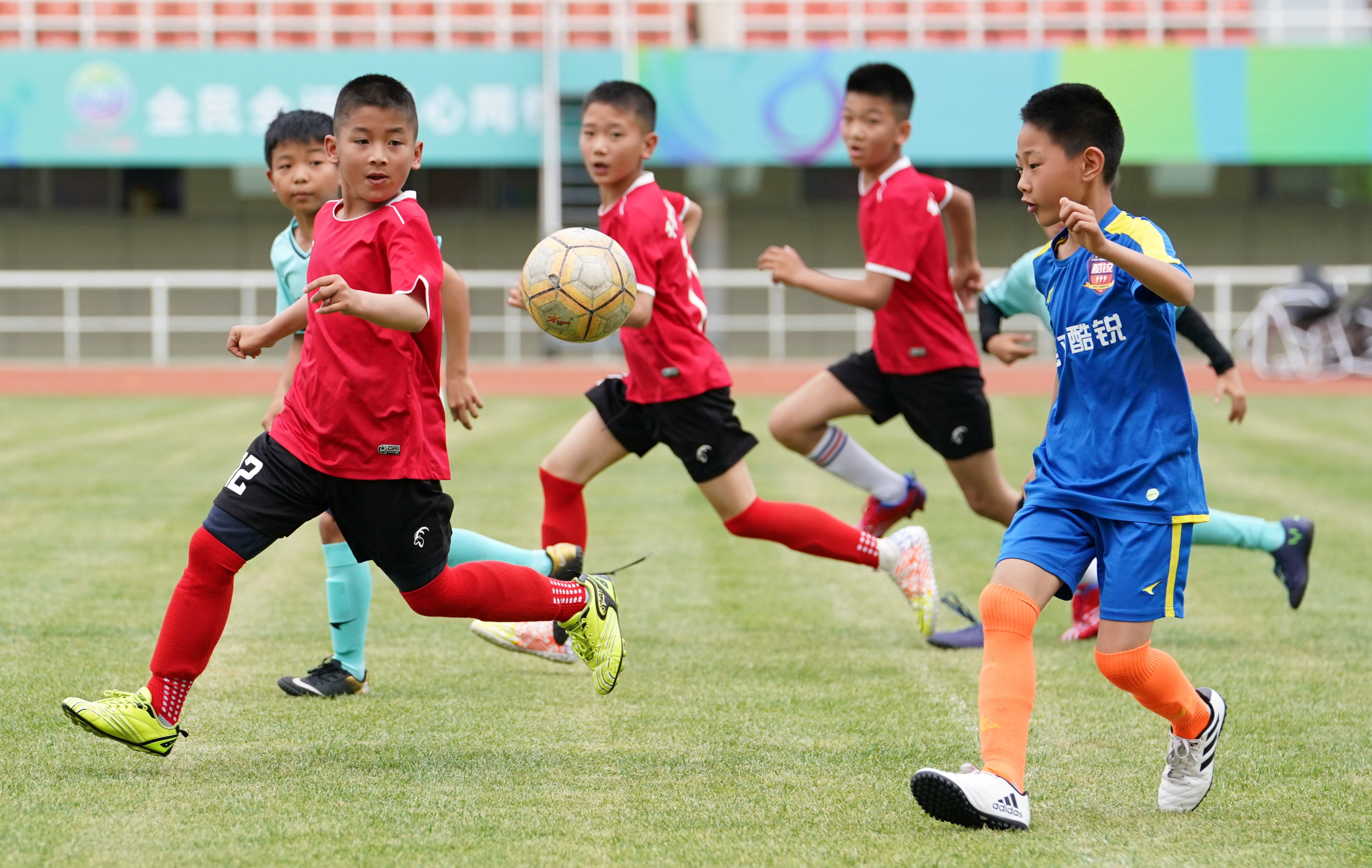 登场是最好的儿童节礼物十四运会足球场地的逐梦少年