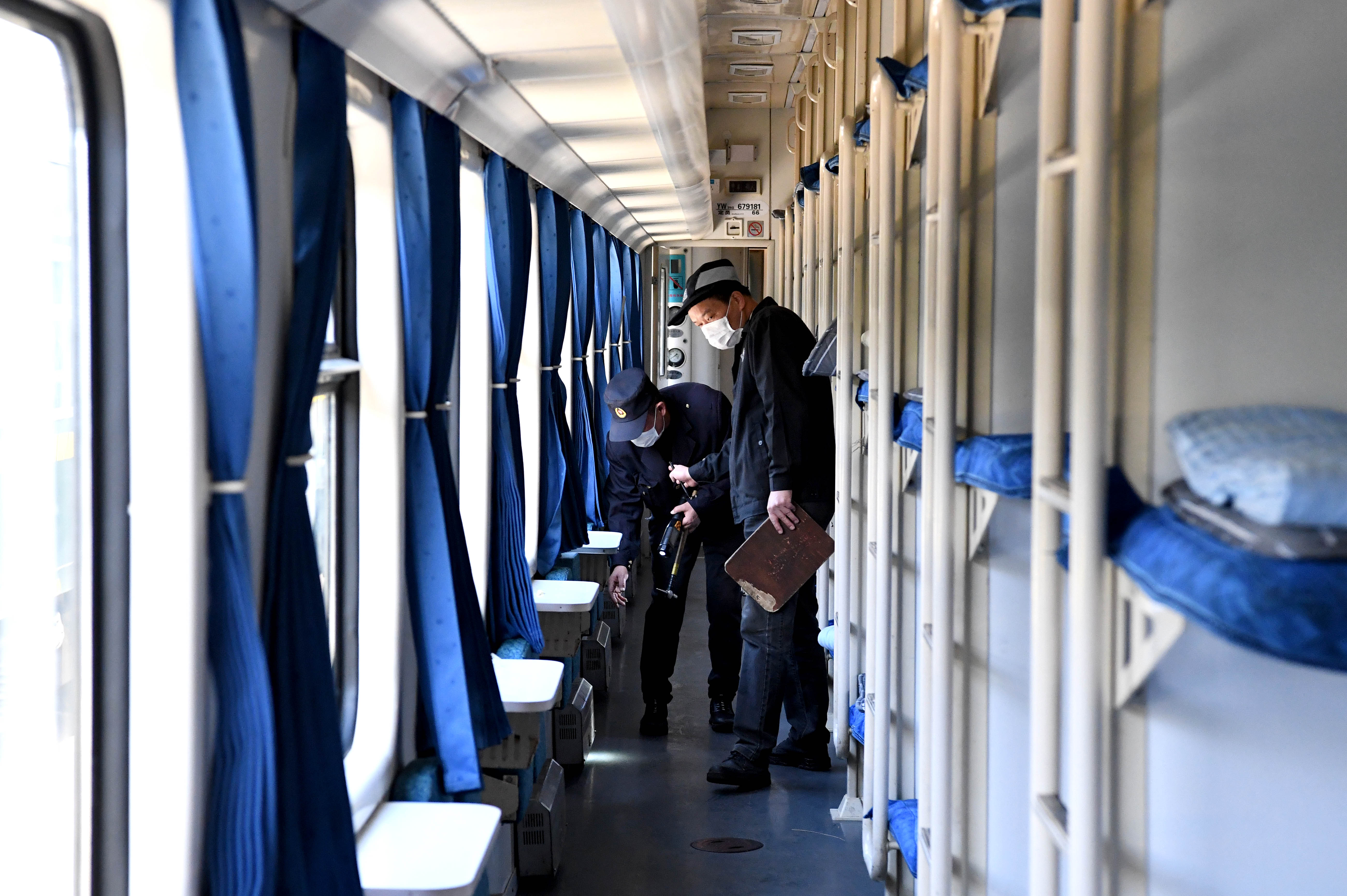 3月19日,郑州车辆段客车检车员王东亮对客车行李车的上部设施进行检查