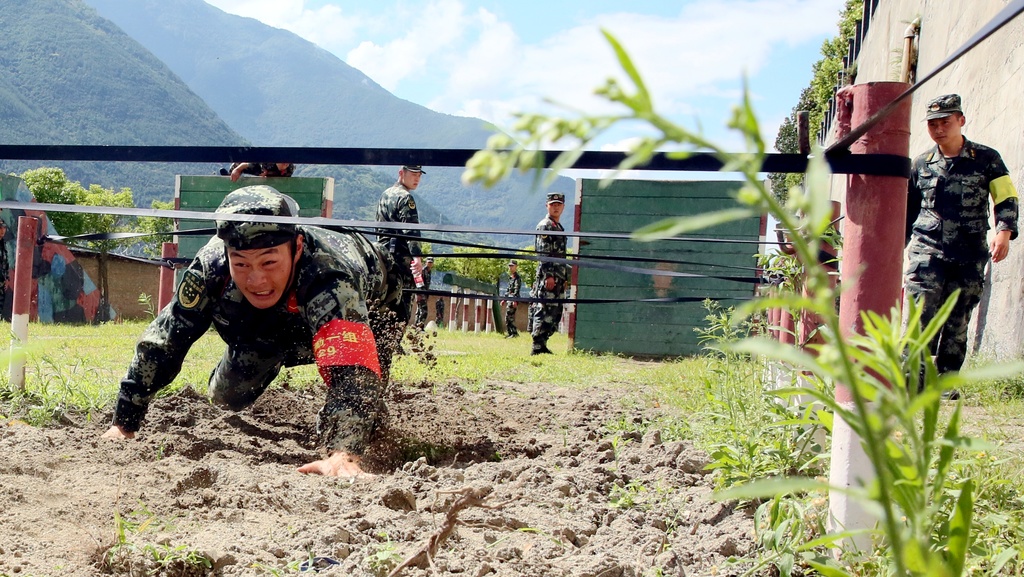 多图丨实弹射击5公里武装越野战地救护甘孜武警官兵练兵比武显身手