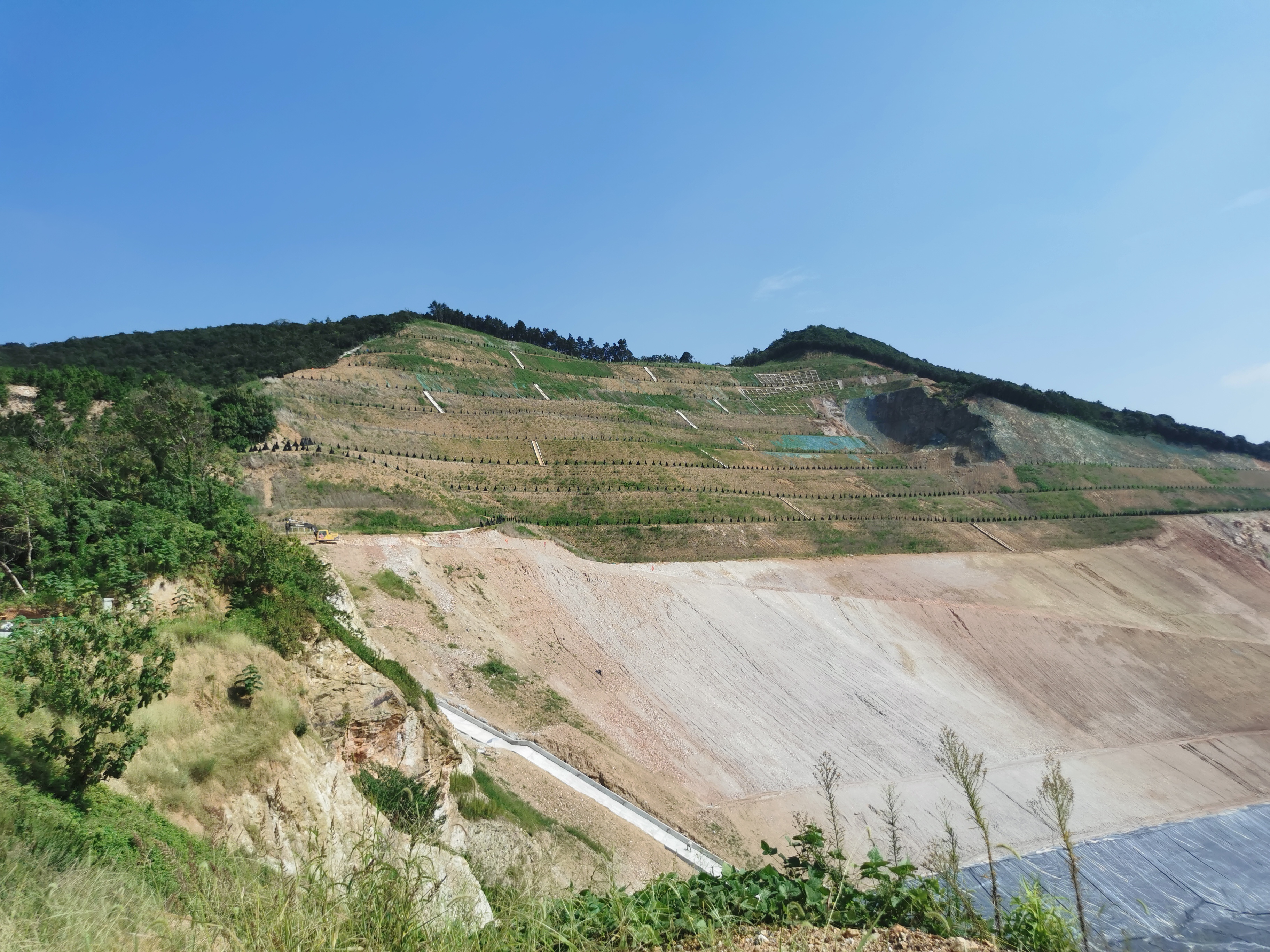 台阶植树复绿,水沟整治等措施,初步完成了废弃矿山的生态修复治理工作