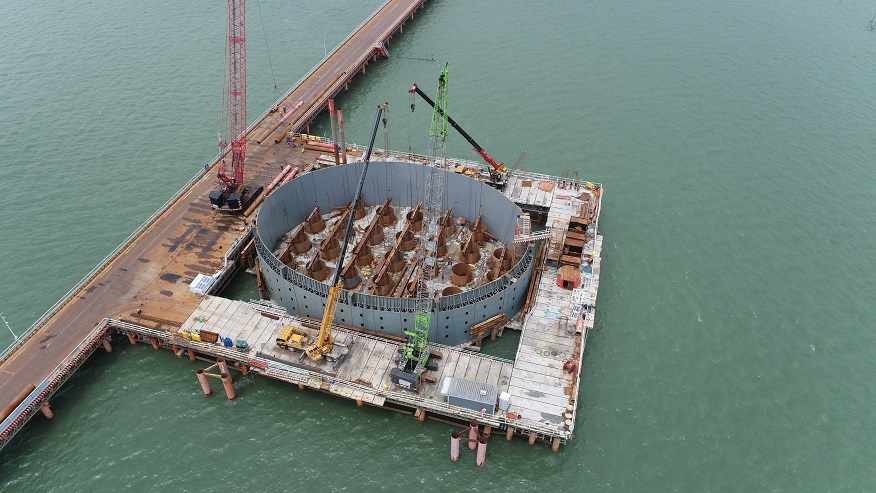 钢套箱的下放施工,是整个桥梁深水基础施工中至关重要的环节.