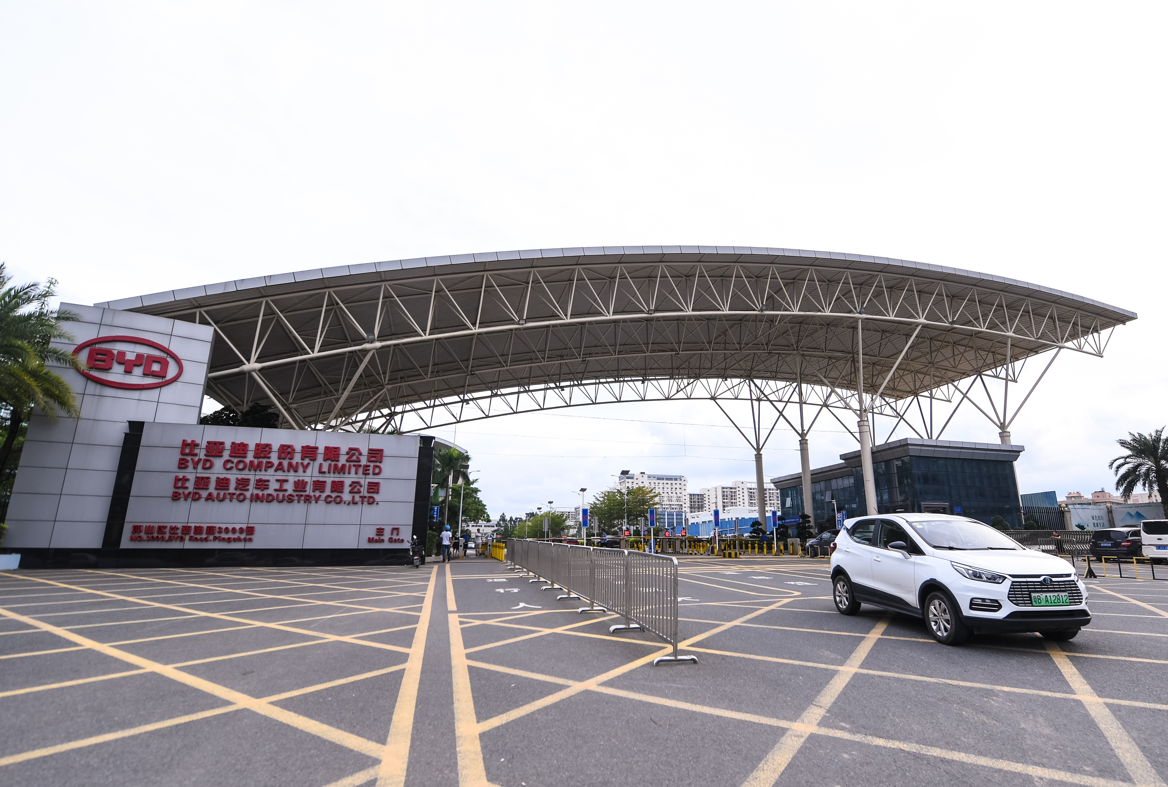 9月23日,一辆比亚迪新能源汽车驶出位于深圳市坪山区的比亚迪总部.